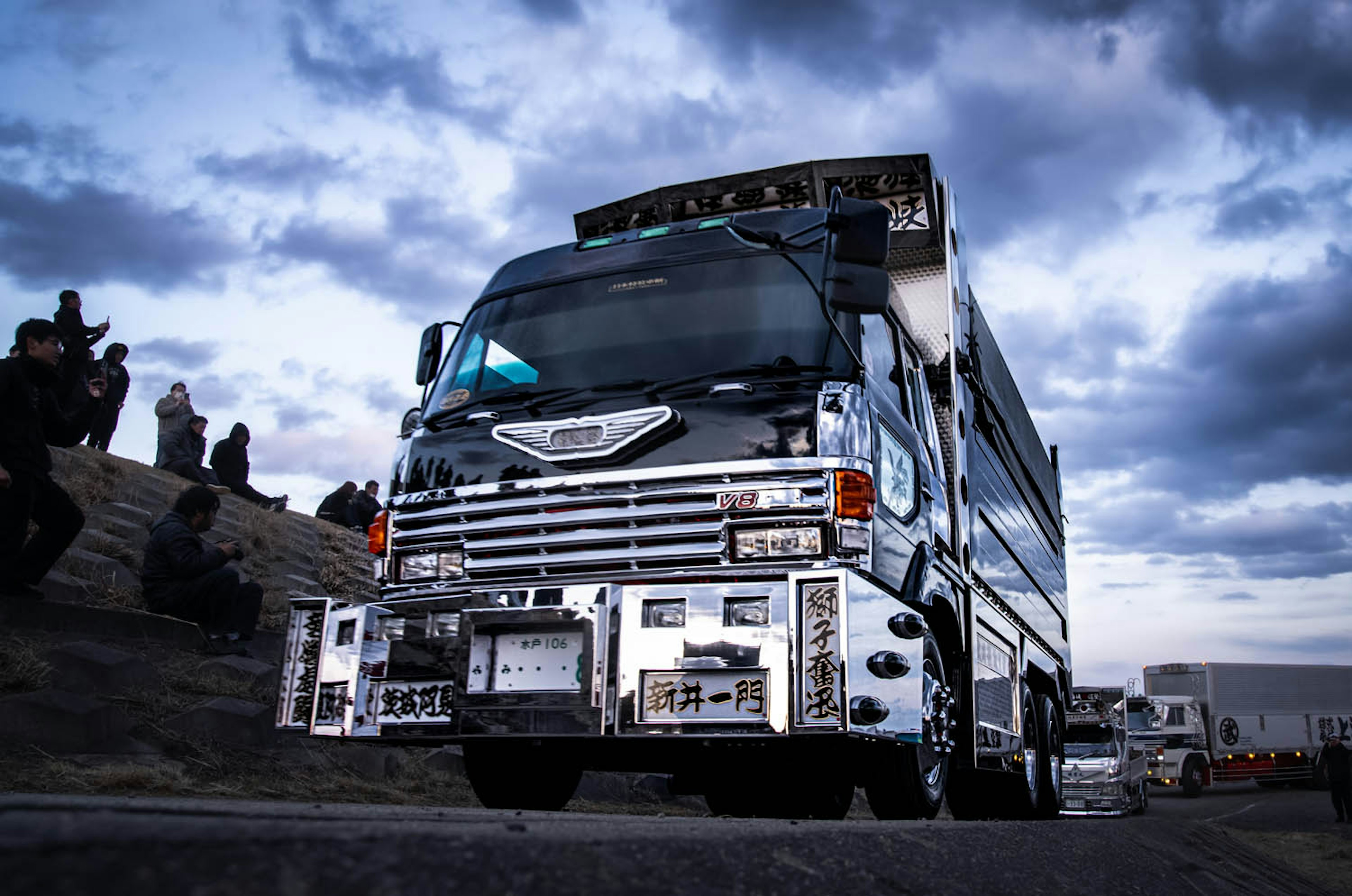 Camion brillant sur une route avec des nuages dramatiques dans le ciel