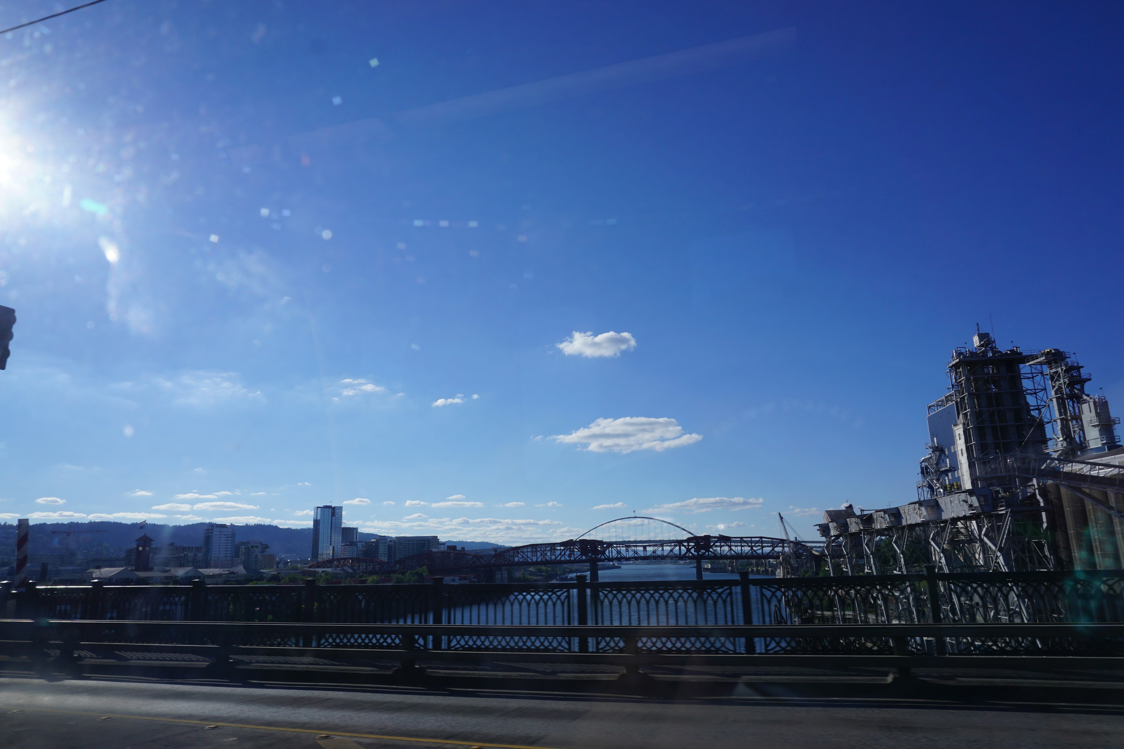 Vue panoramique avec ciel bleu et nuages incluant une rivière et un pont