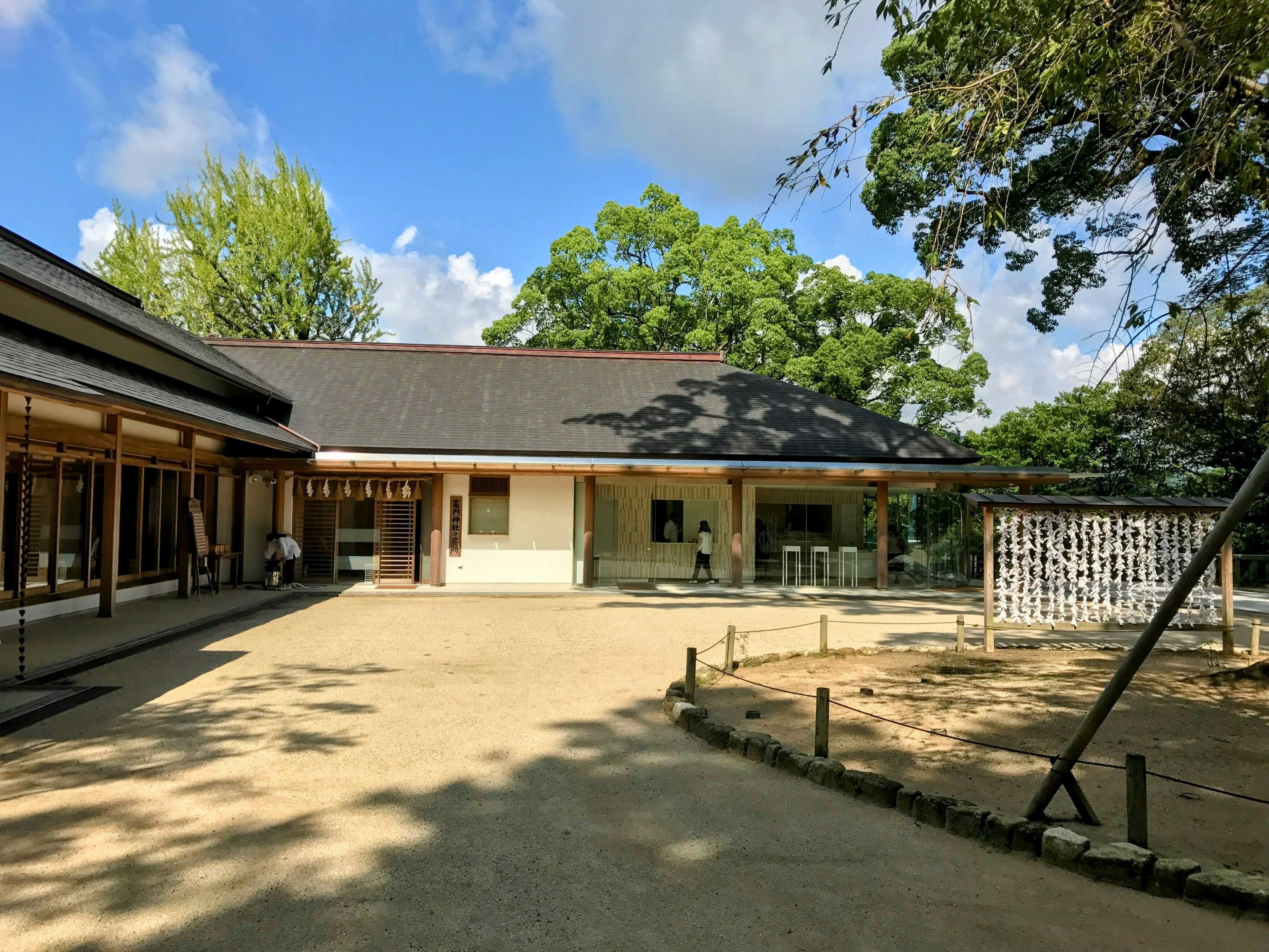 Bangunan tradisional Jepang dengan pemandangan taman