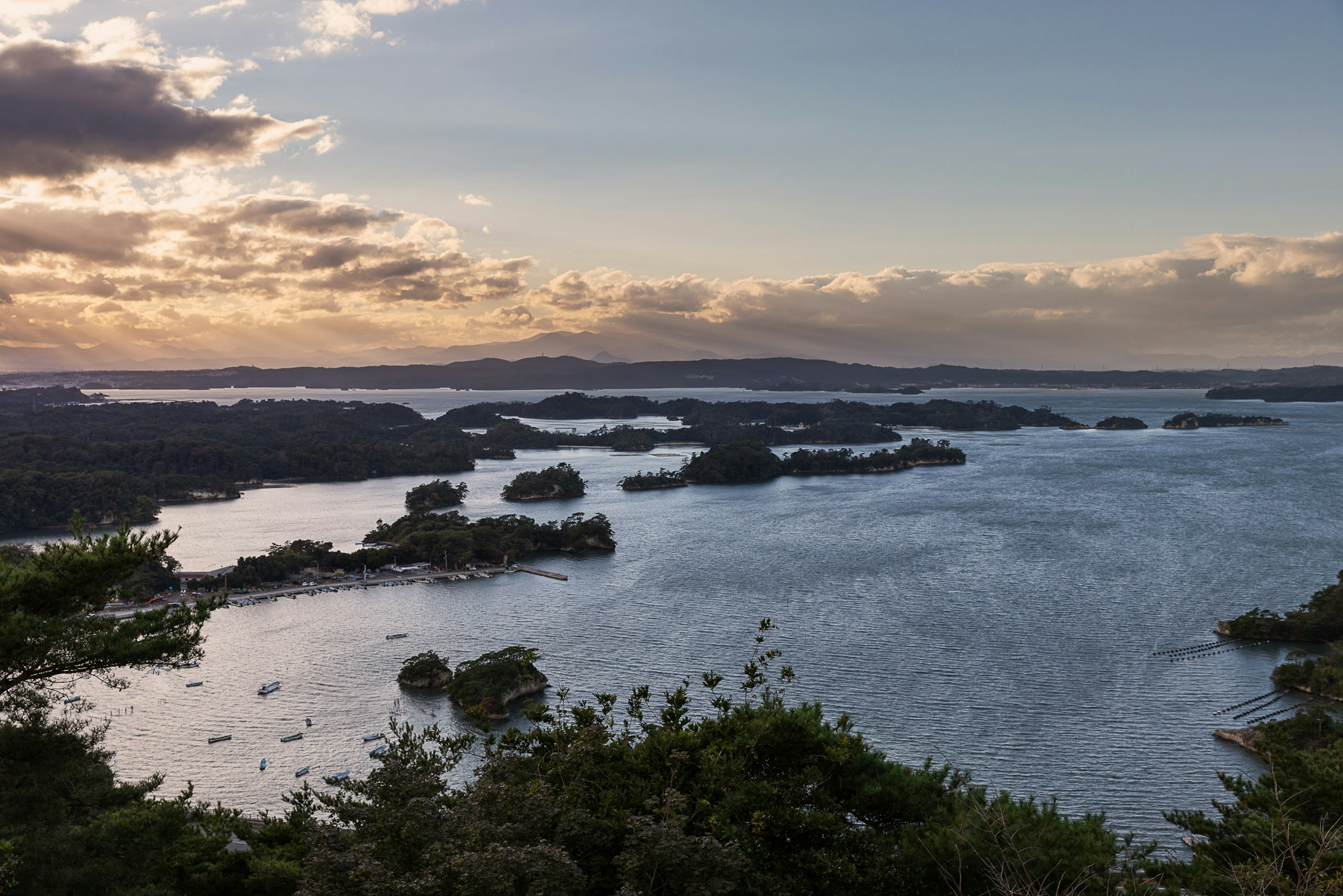 Schöne Landschaft von Meer und Inseln mit Sonnenuntergangshimmel