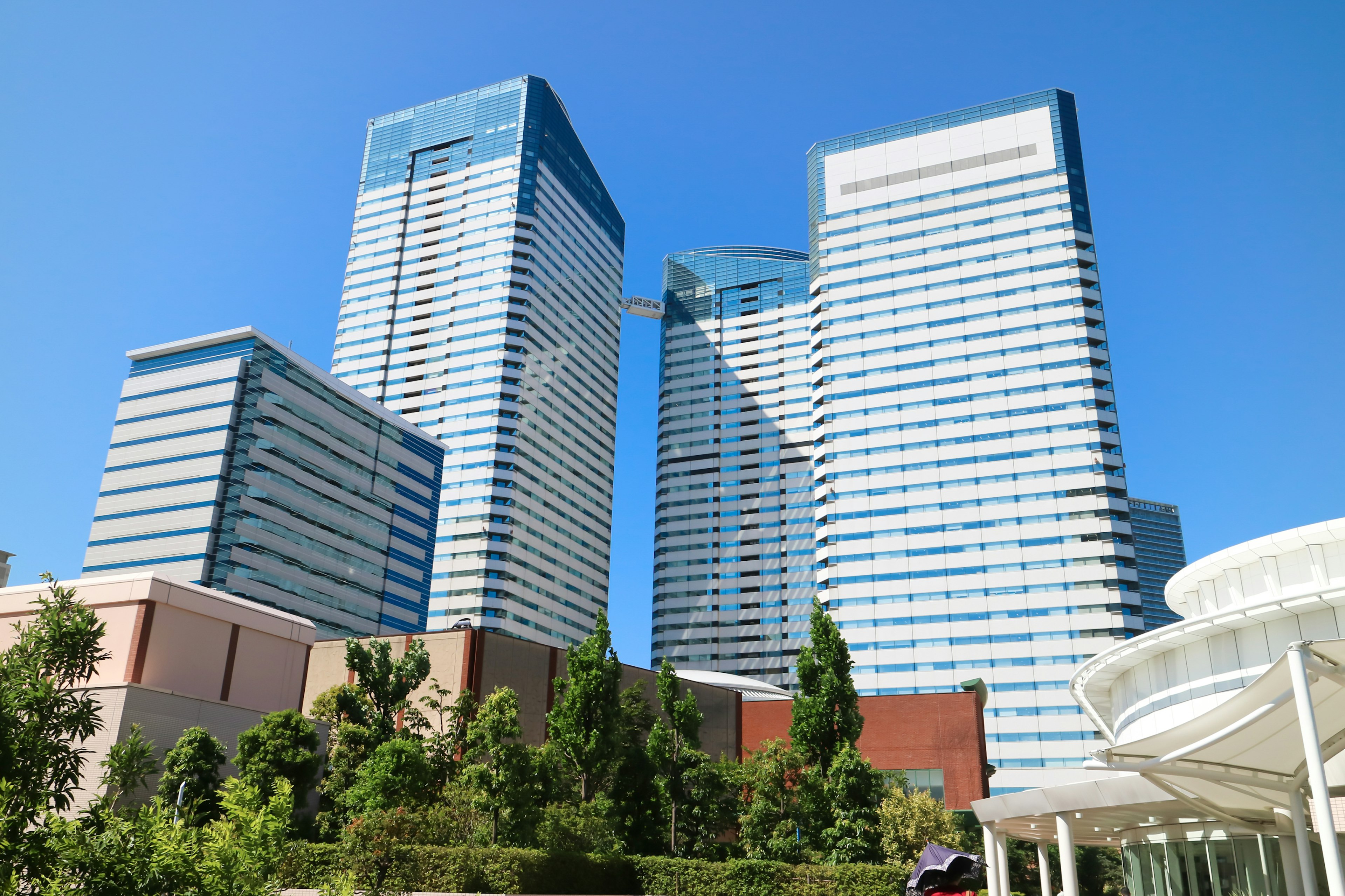 Gedung pencakar langit di bawah langit biru yang cerah