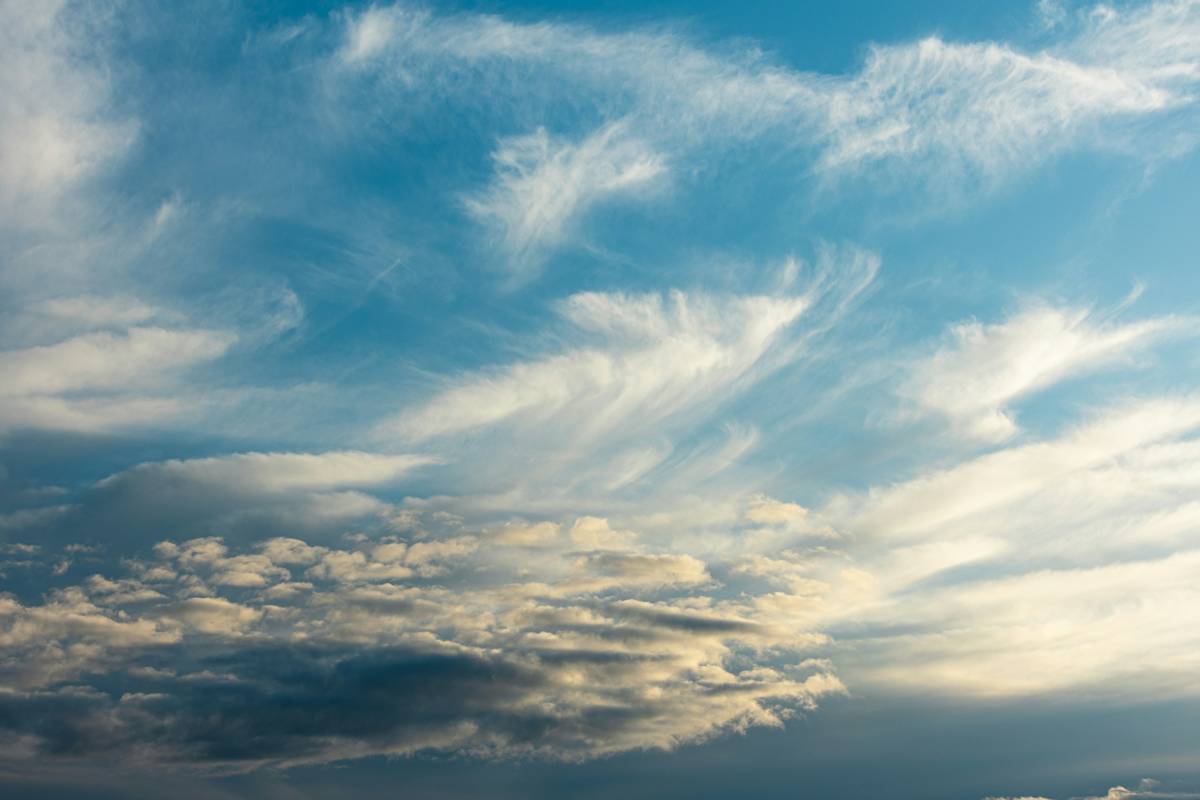 Awan putih dan pola lembut di langit biru