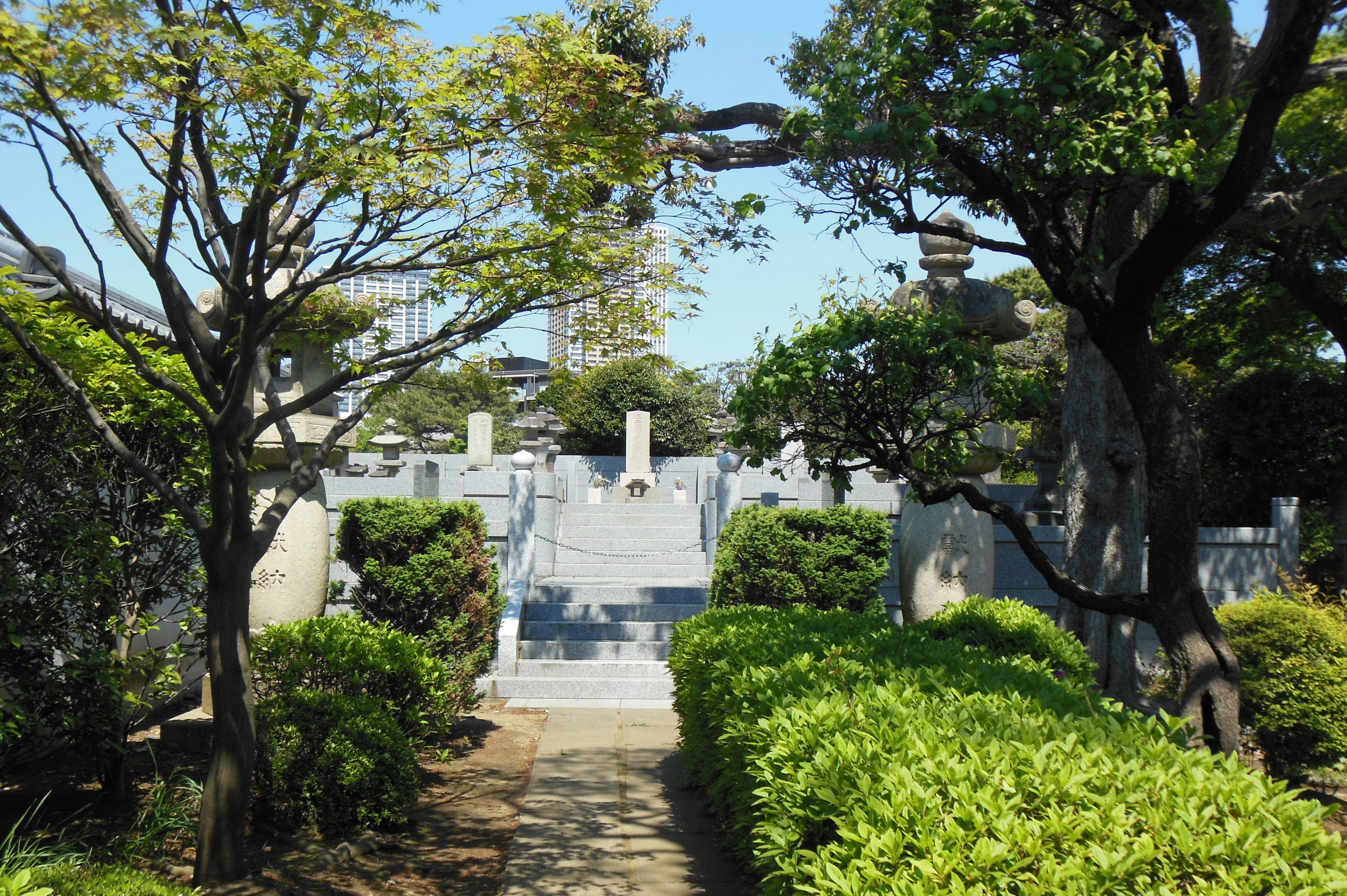 Paisaje de cementerio sereno rodeado de vegetación exuberante