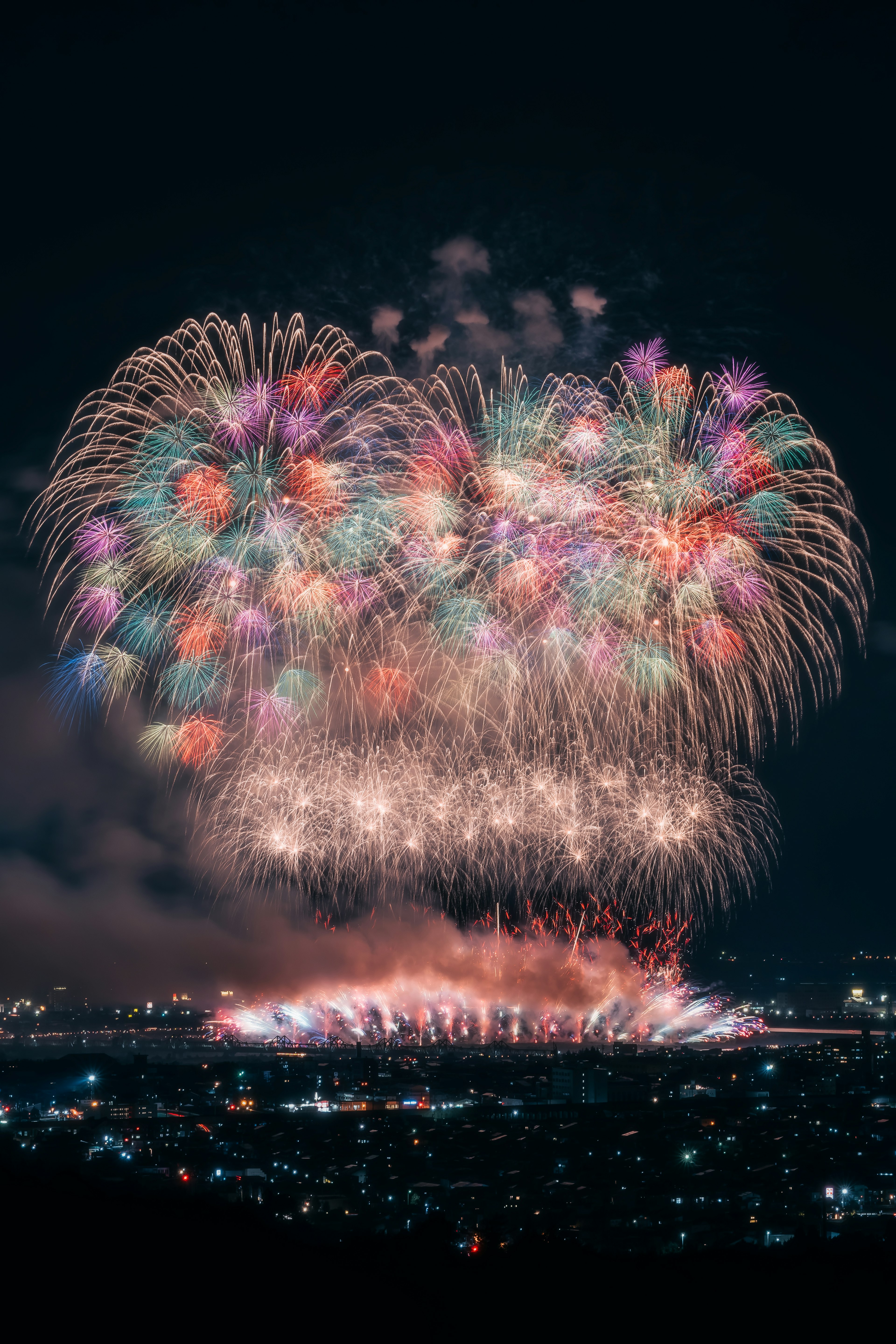 五彩缤纷的烟花表演照亮夜空