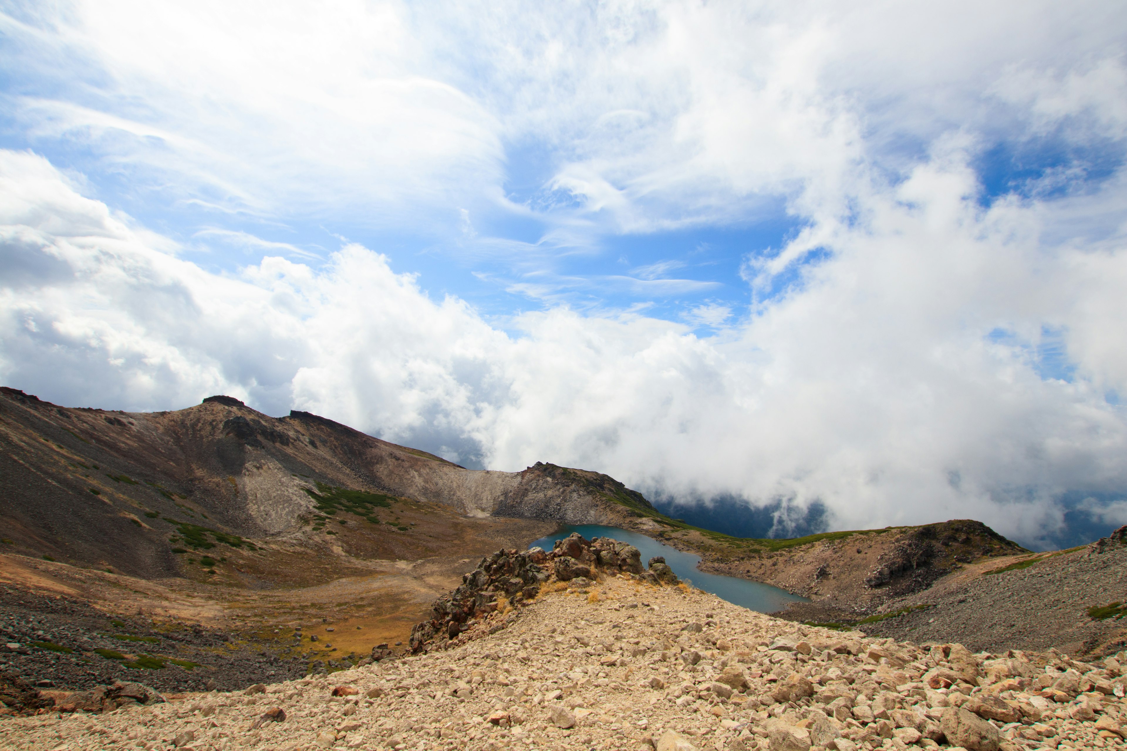 Paysage de montagne sous un ciel bleu avec des nuages