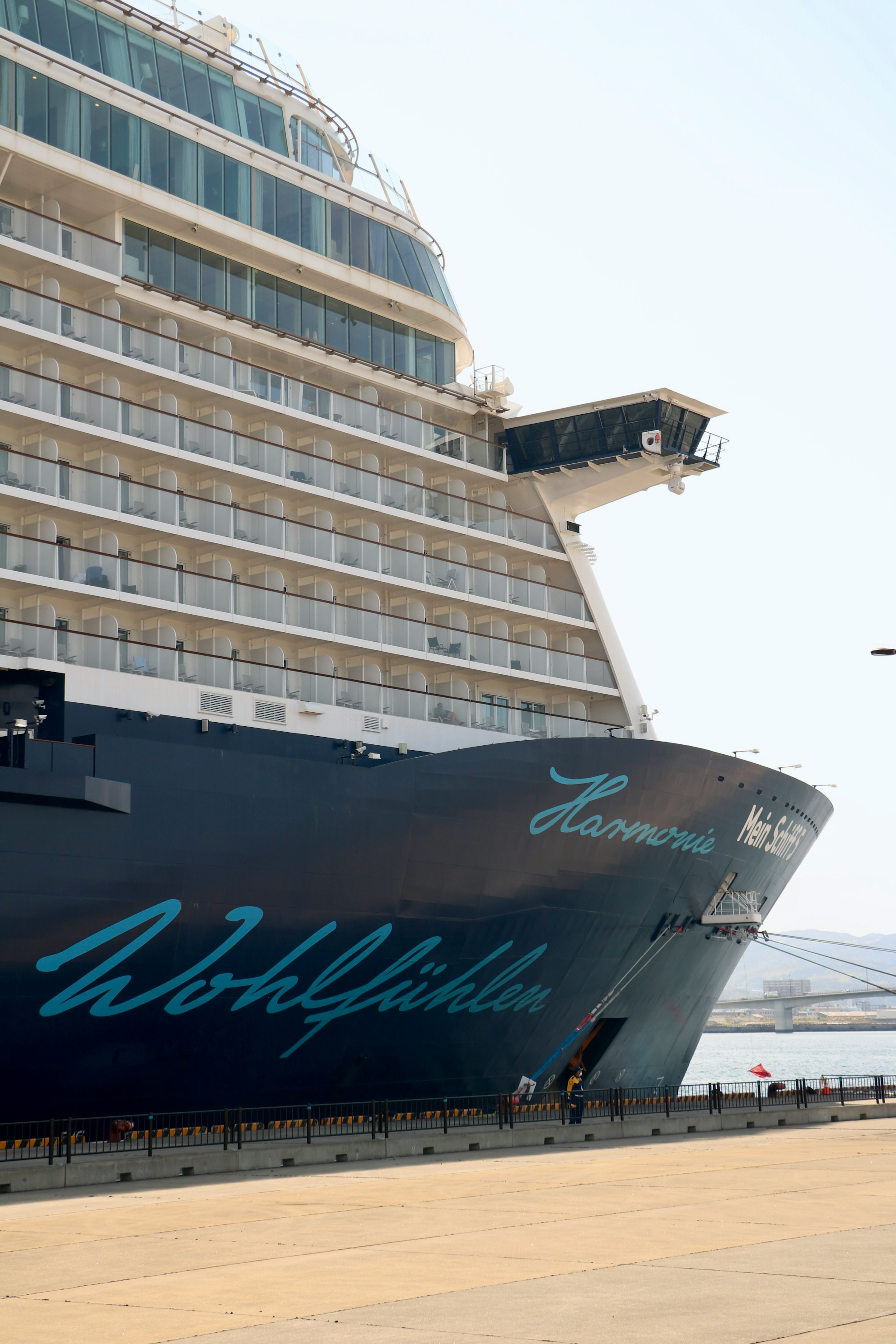 Imagen de un crucero de lujo mostrando el costado con el nombre World Navigator