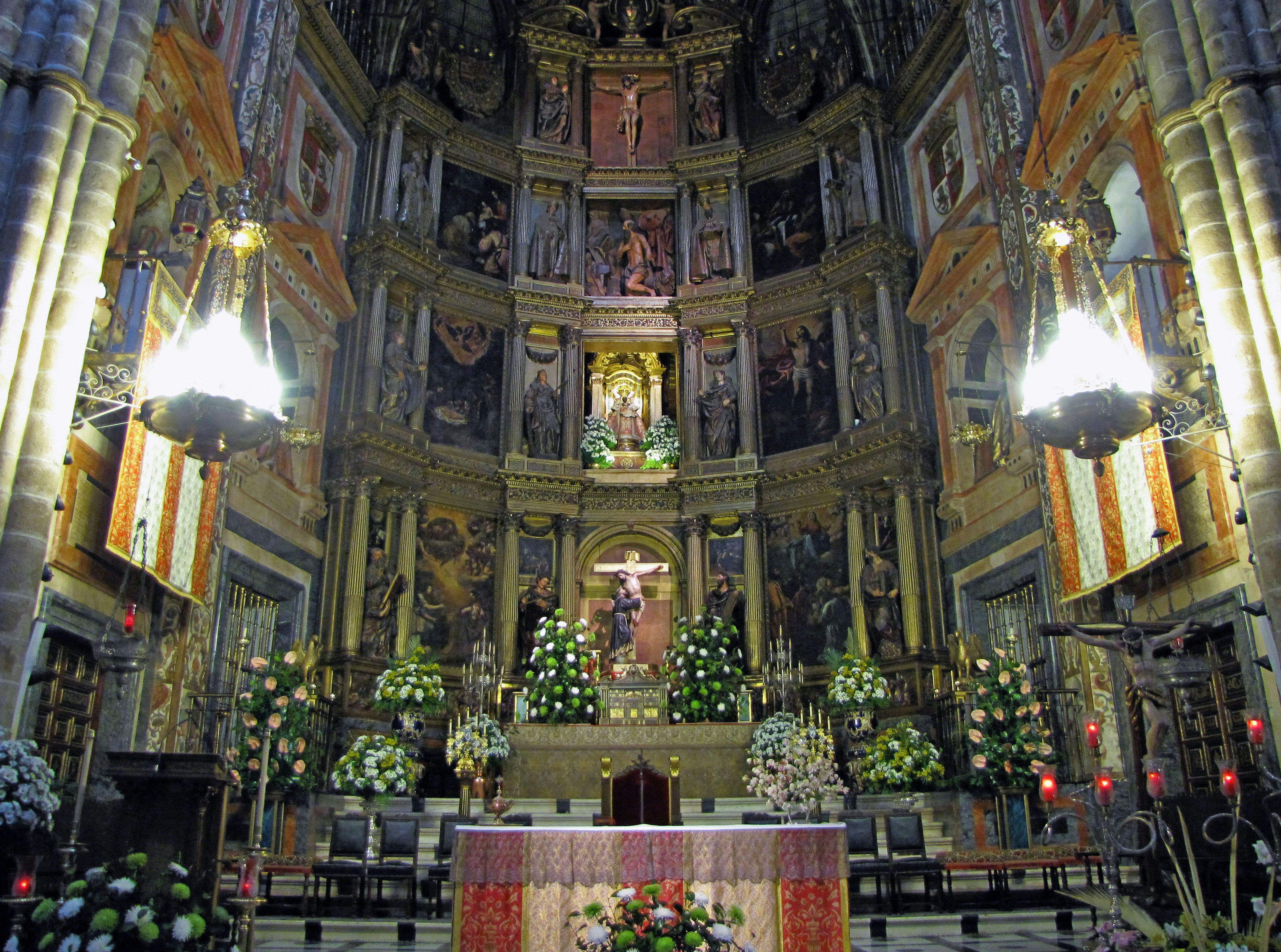 Pemandangan interior gereja dengan altar yang didekorasi dan rangkaian bunga