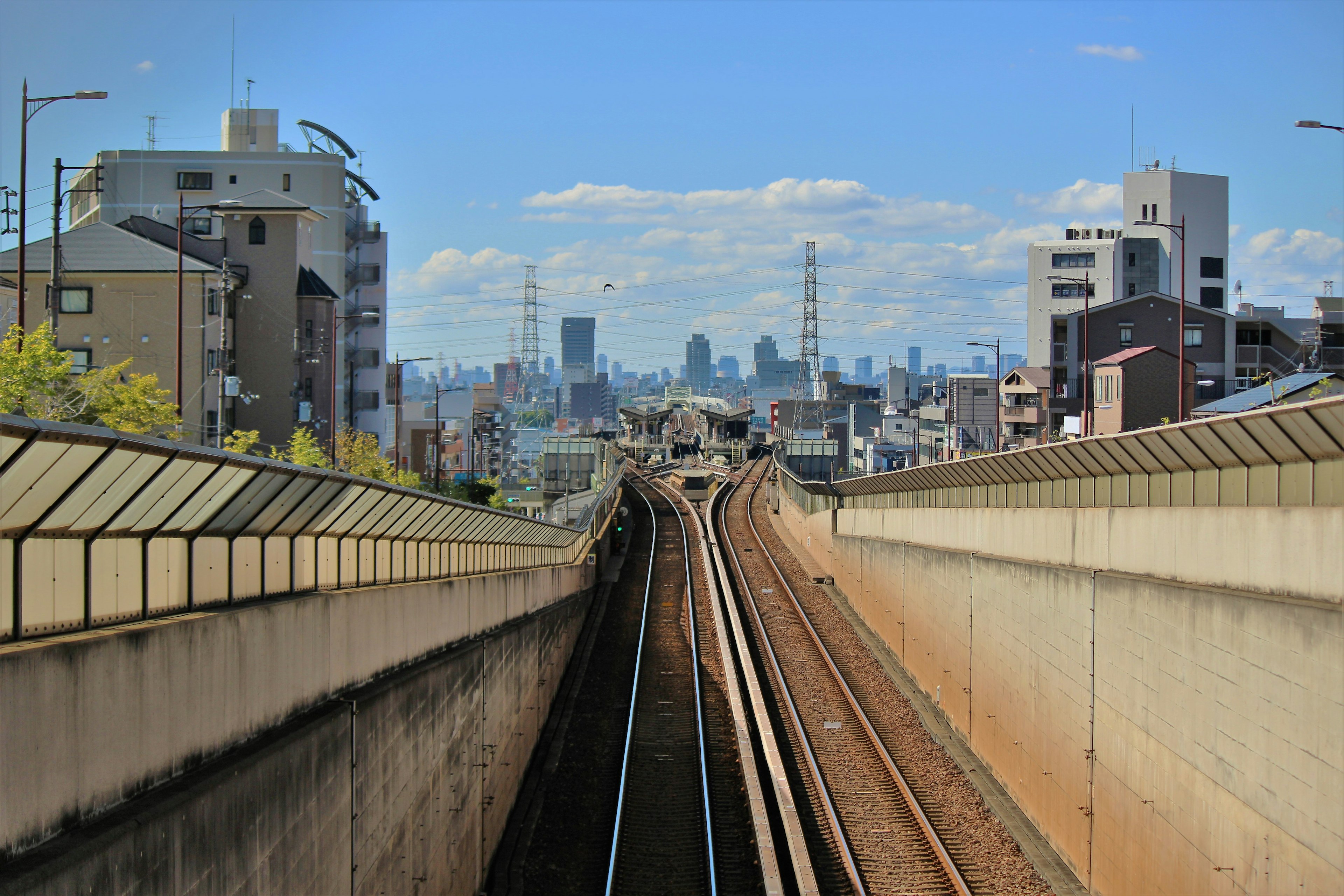 城市景观和铁路轨道的视图