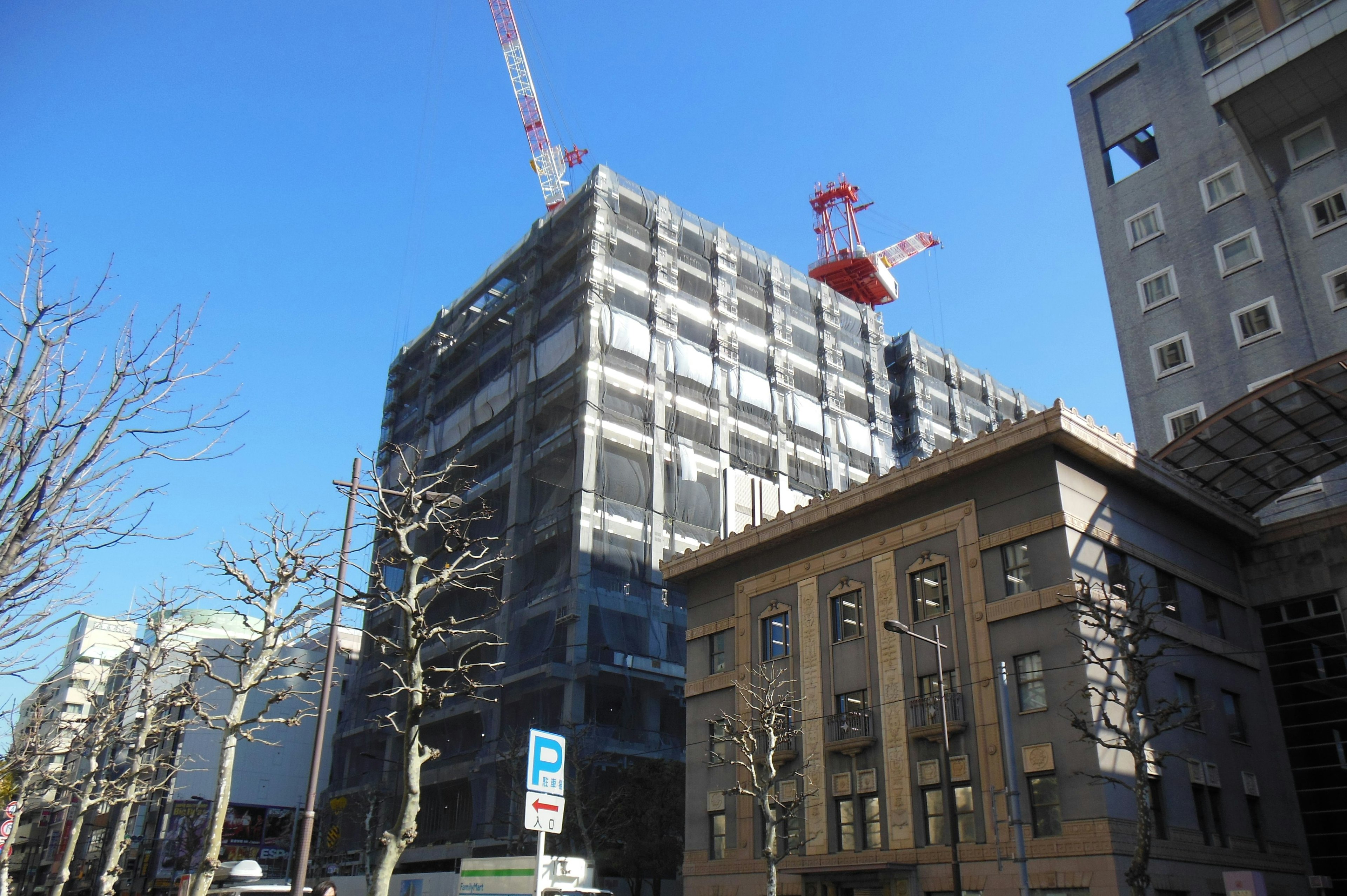 Site de construction d'un bâtiment moderne à côté d'une structure historique