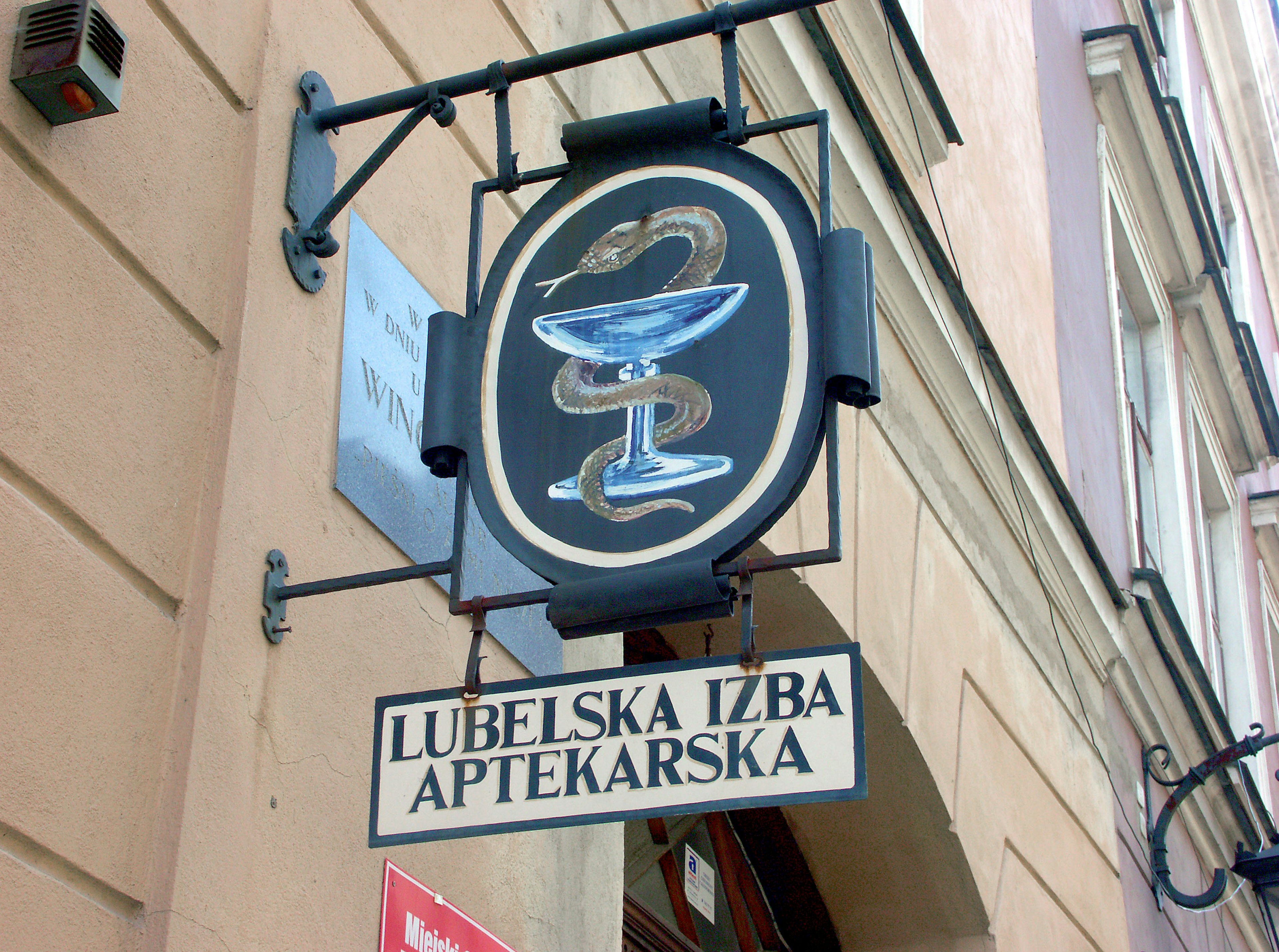 ป้ายของ Lubelska Izba Aptekarska ที่มีสัญลักษณ์ร้านขายยา