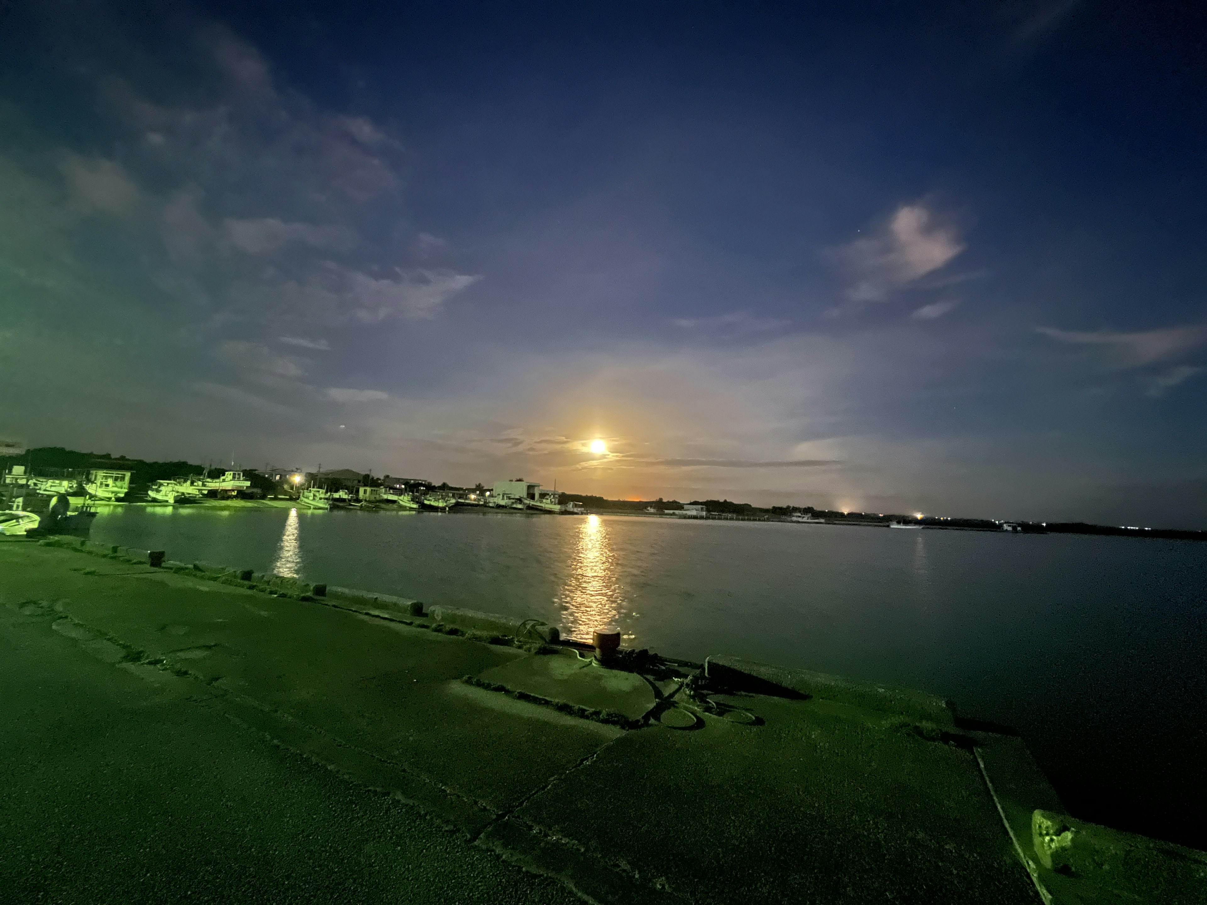 夜空に浮かぶ月と静かな海の風景