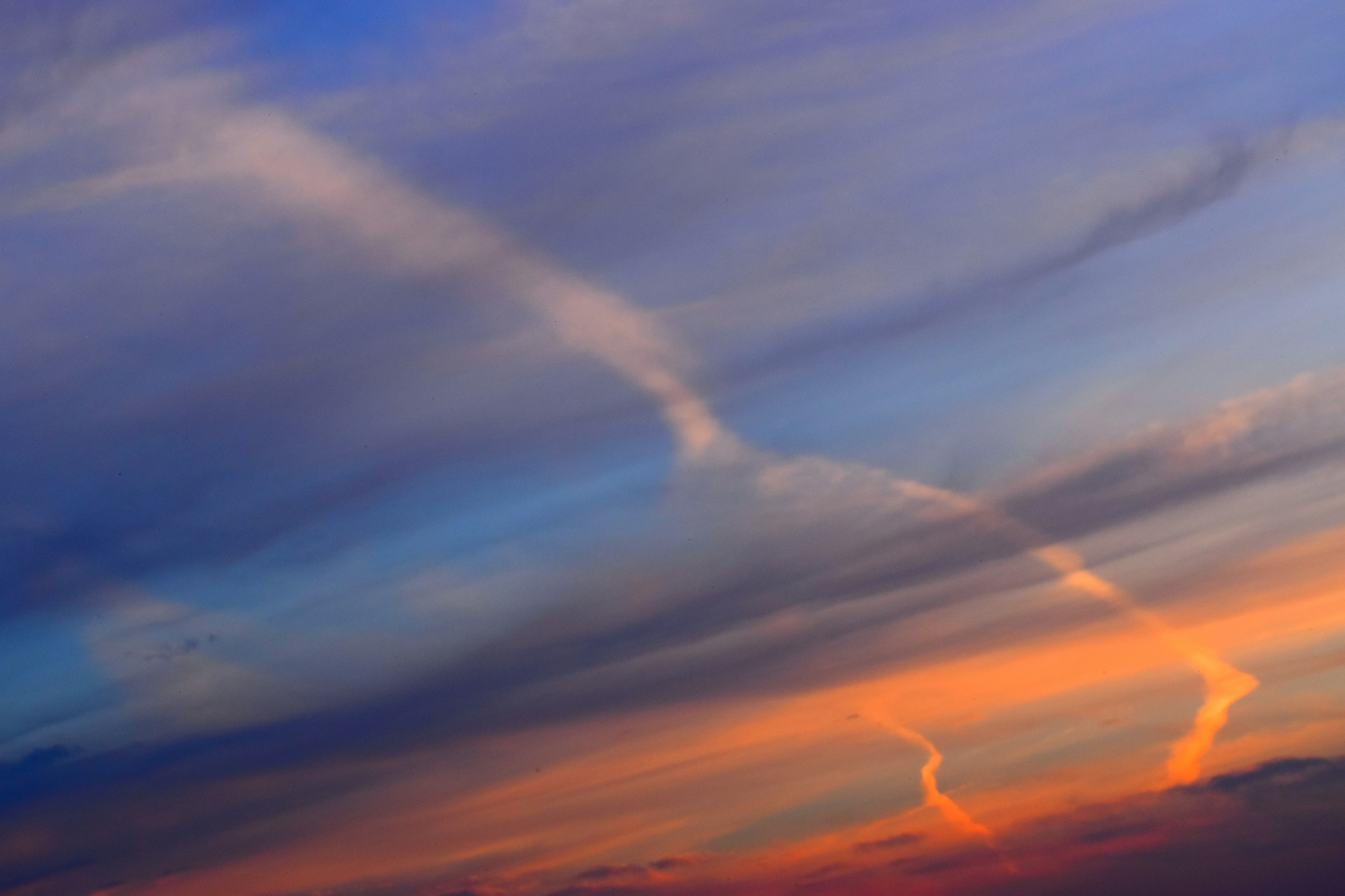 Ciel de coucher de soleil magnifique avec des nuages et des couleurs dégradées