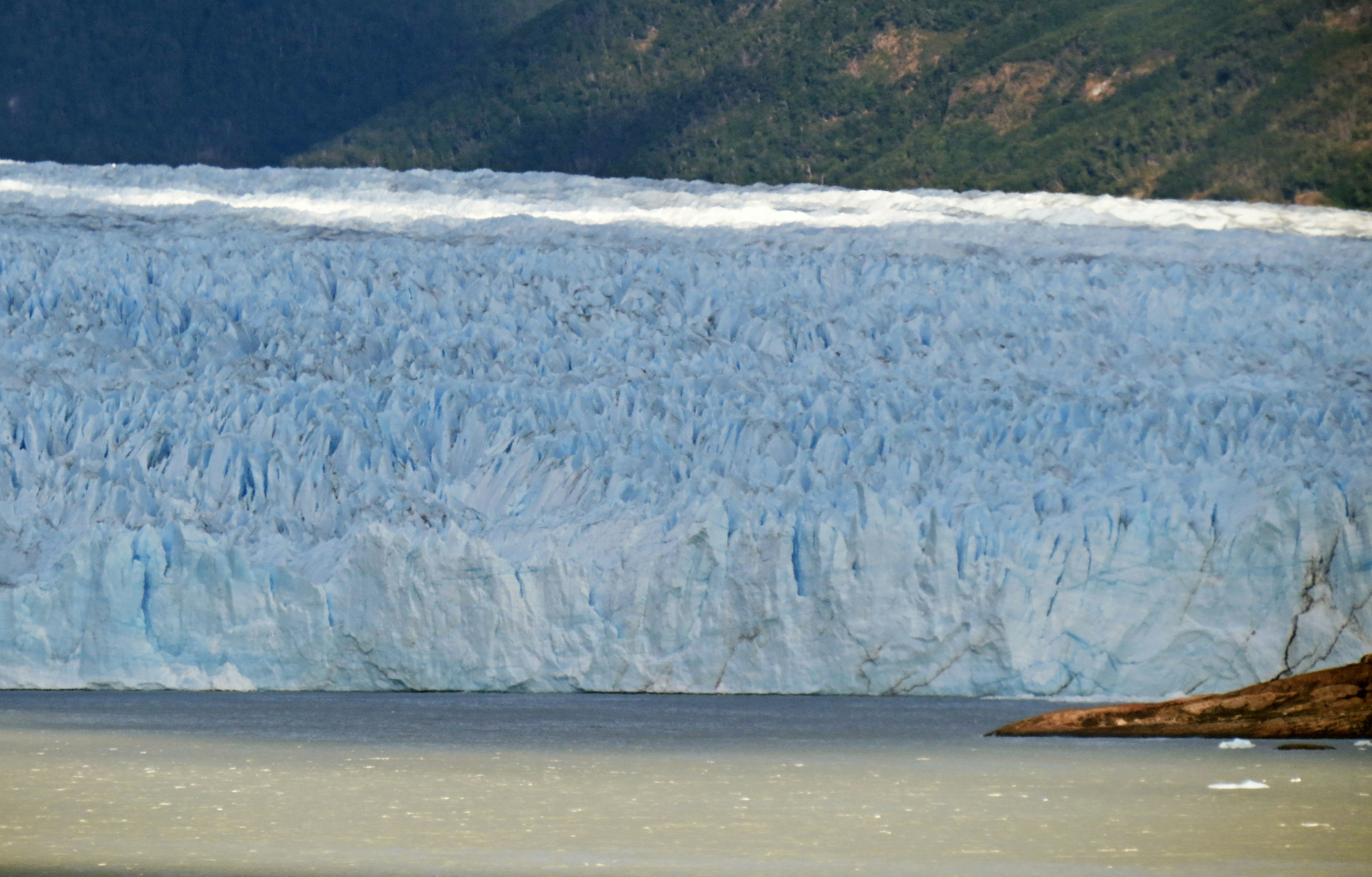 Majestätische blaue Gletscherwand spiegelt sich auf der Wasseroberfläche