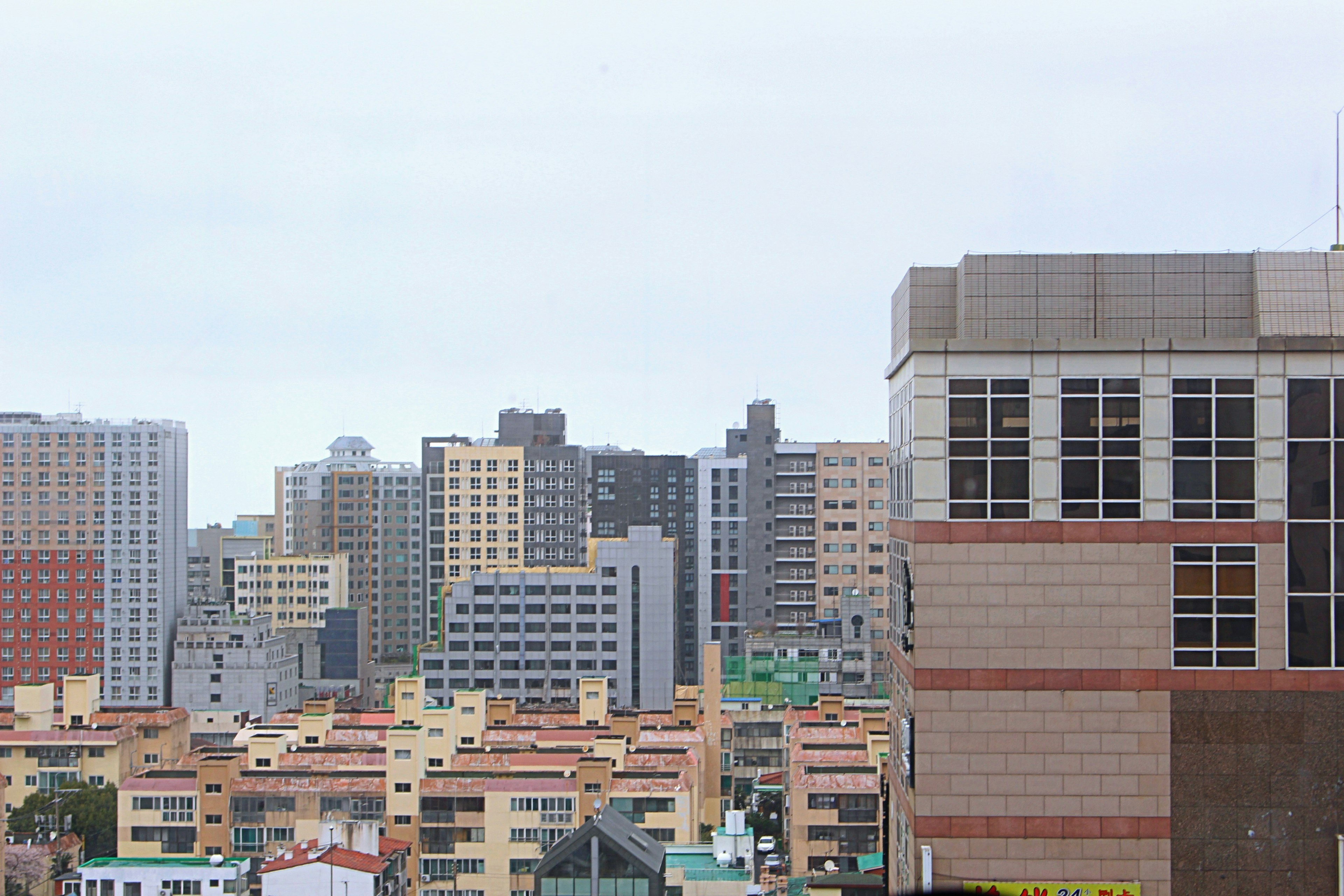 Bầu trời thành phố với các tòa nhà cao dưới bầu trời nhiều mây