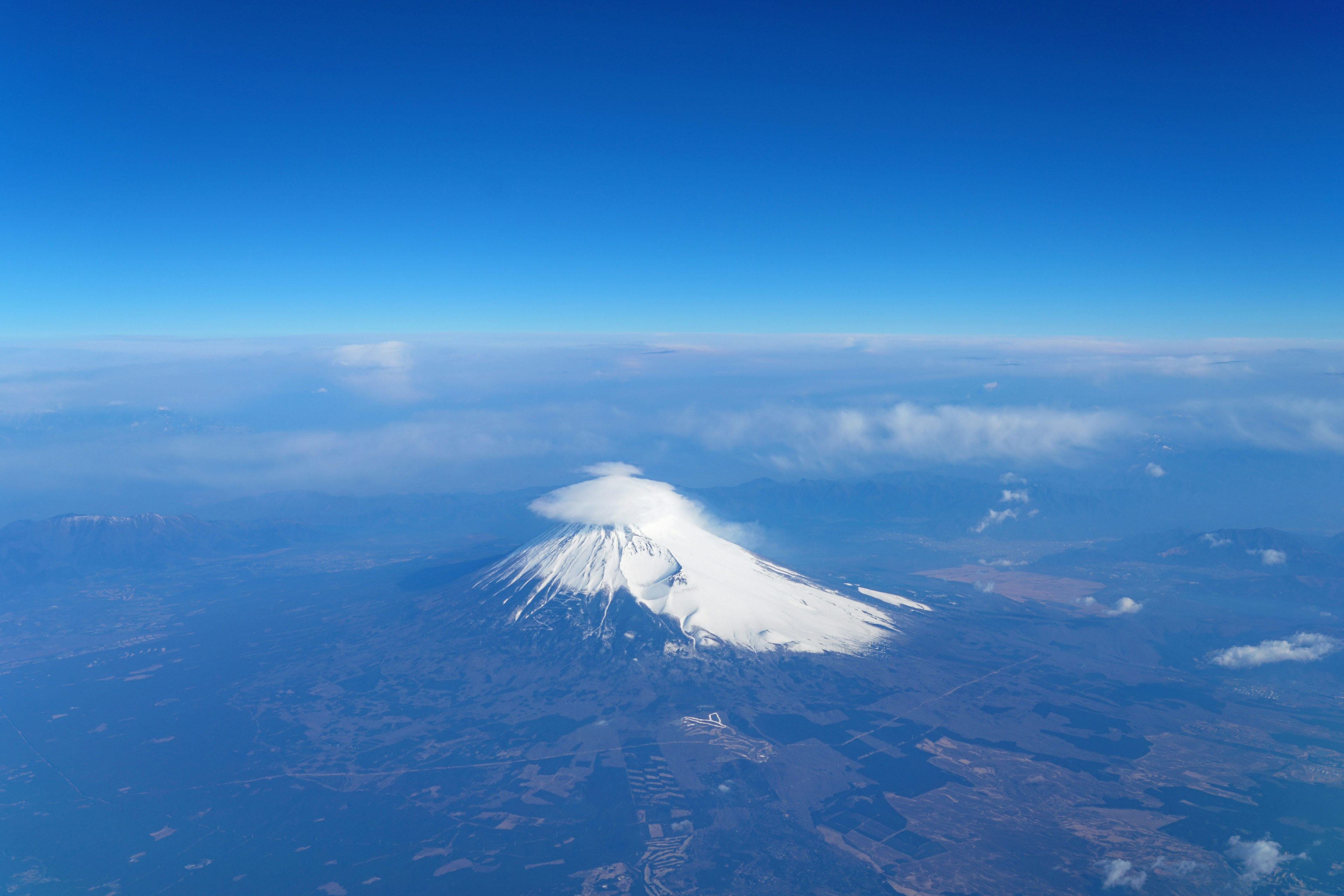 Schneebedeckter Berg unter klarem blauen Himmel