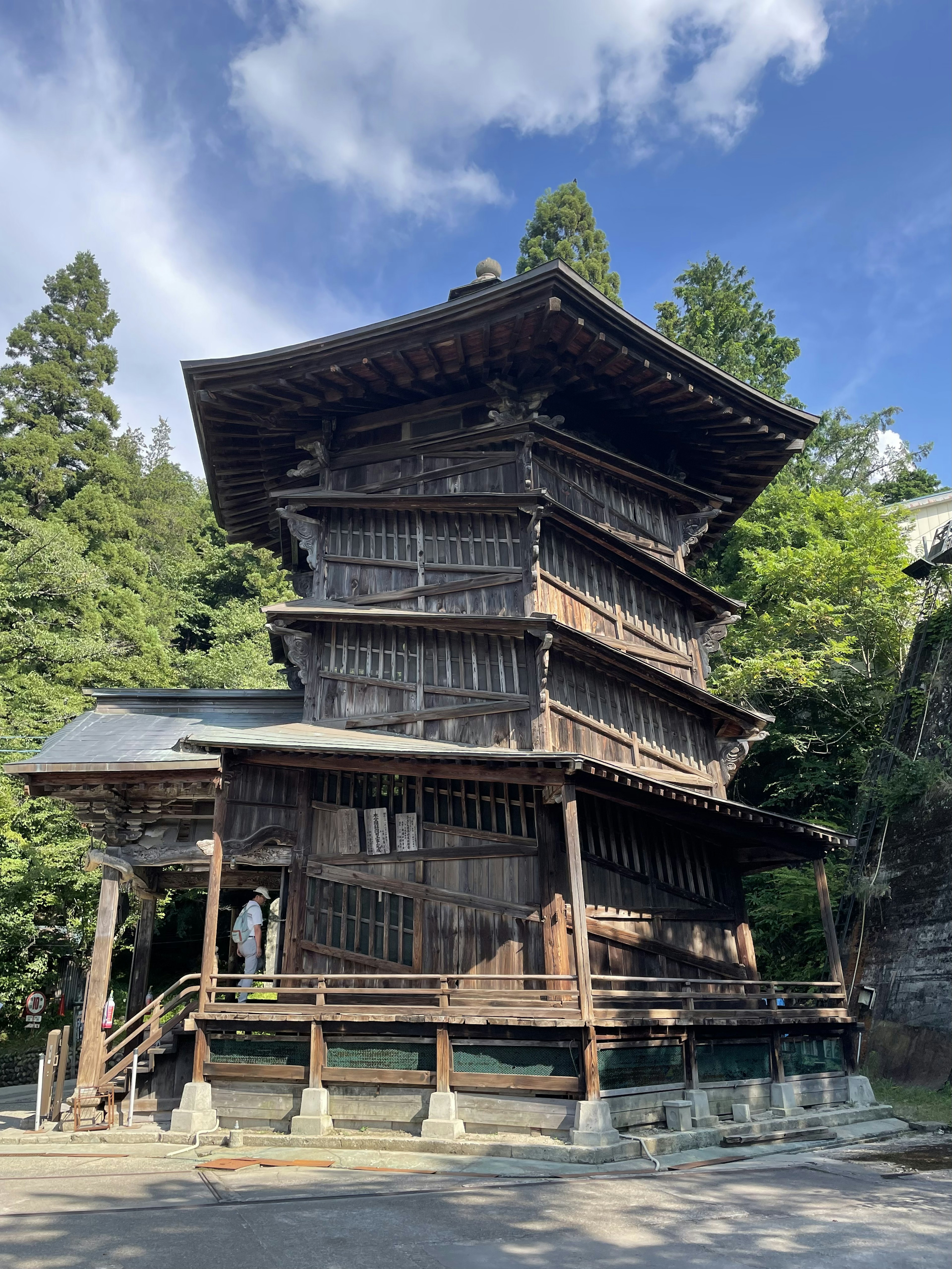 Traditionelles japanisches Holzgebäude unter einem blauen Himmel