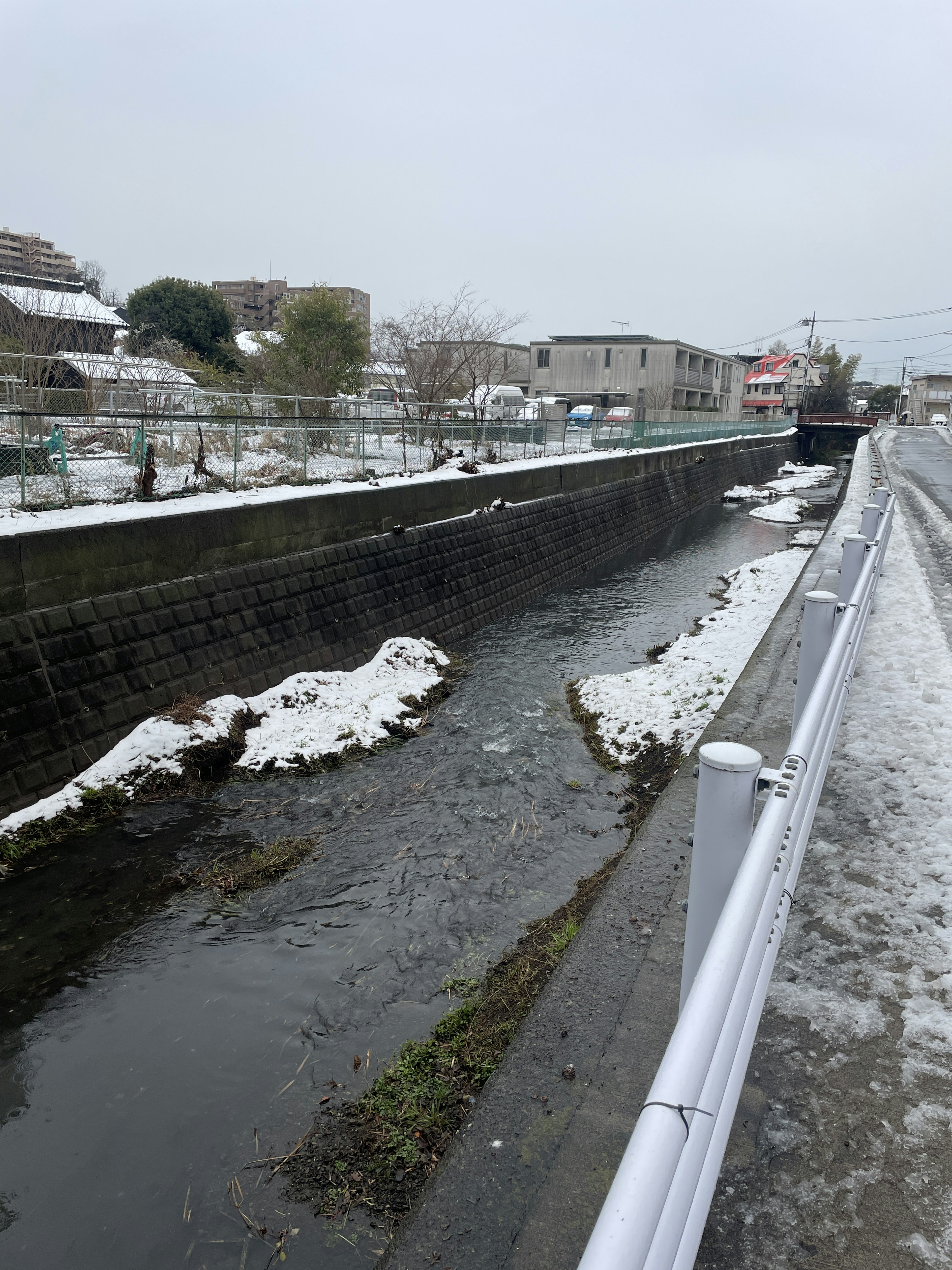 Ein schneebedeckter Fluss mit umliegender Schneelandschaft