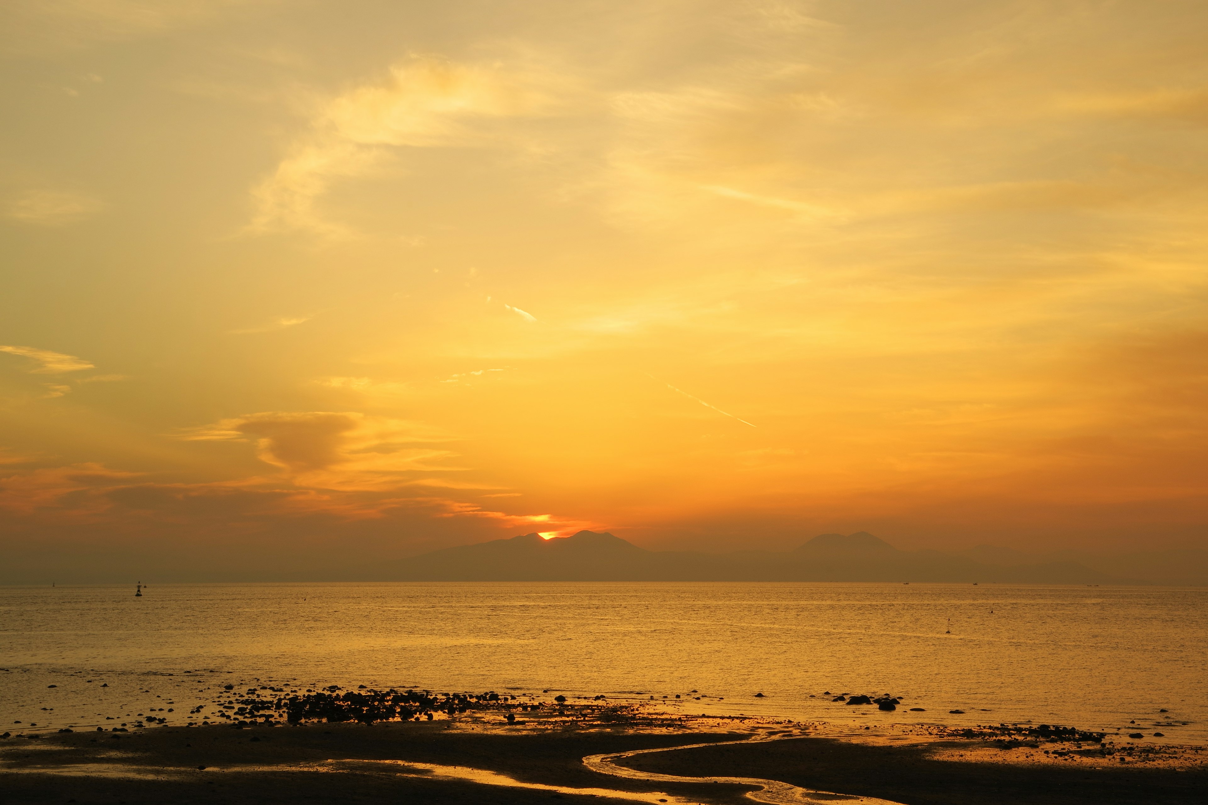 海上的美丽日落黄昏时柔和的光线