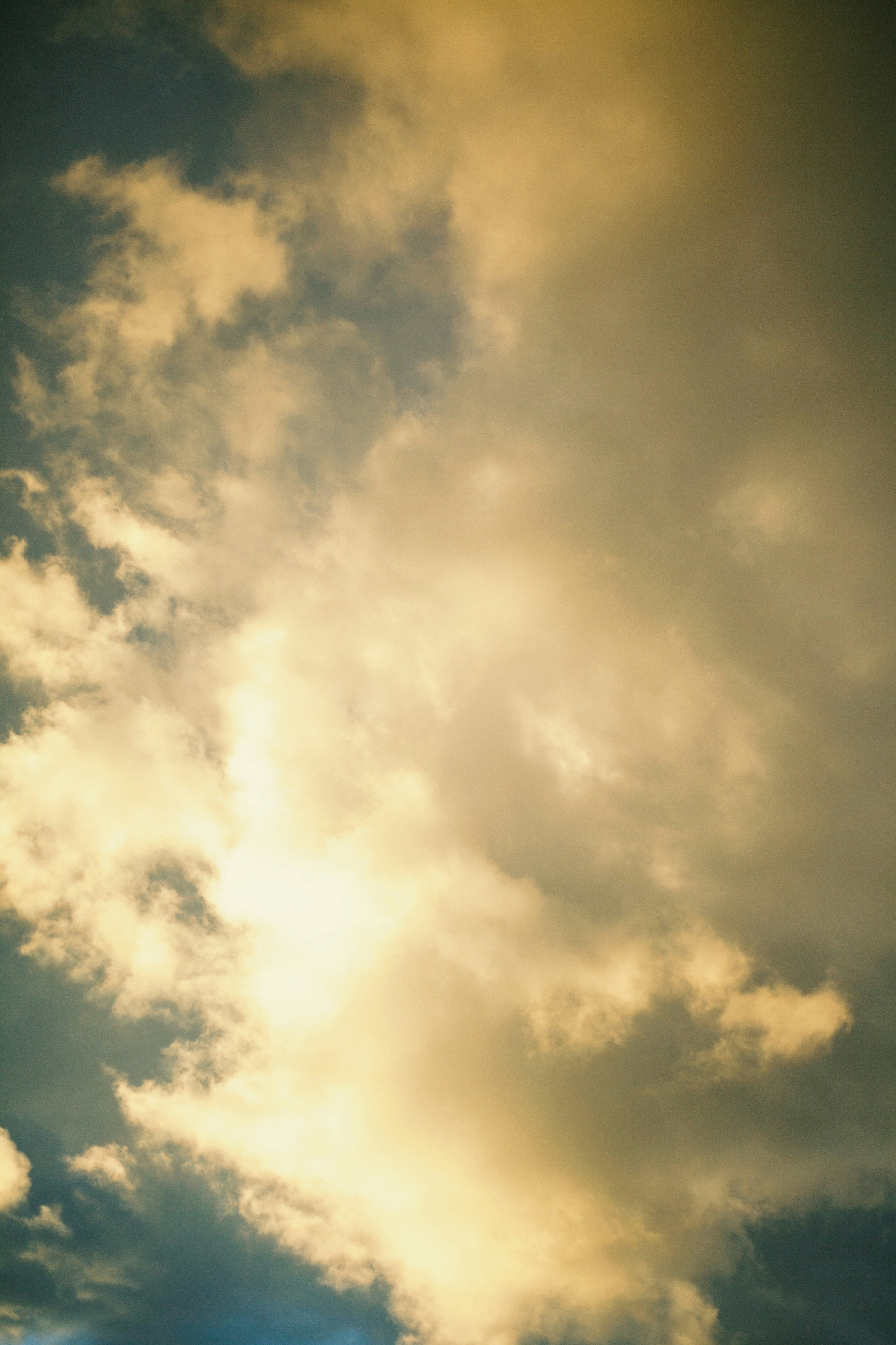 Nuages doux avec un dégradé contre un ciel bleu