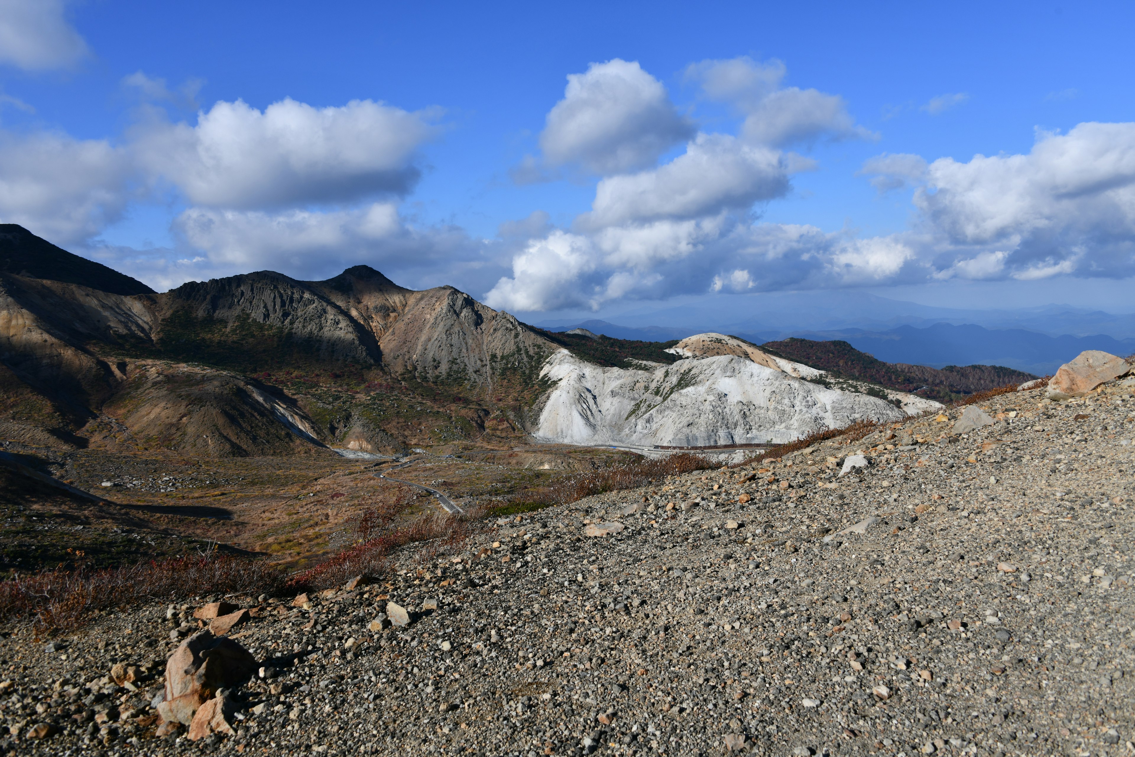 Paesaggio con montagne vulcaniche e cielo blu