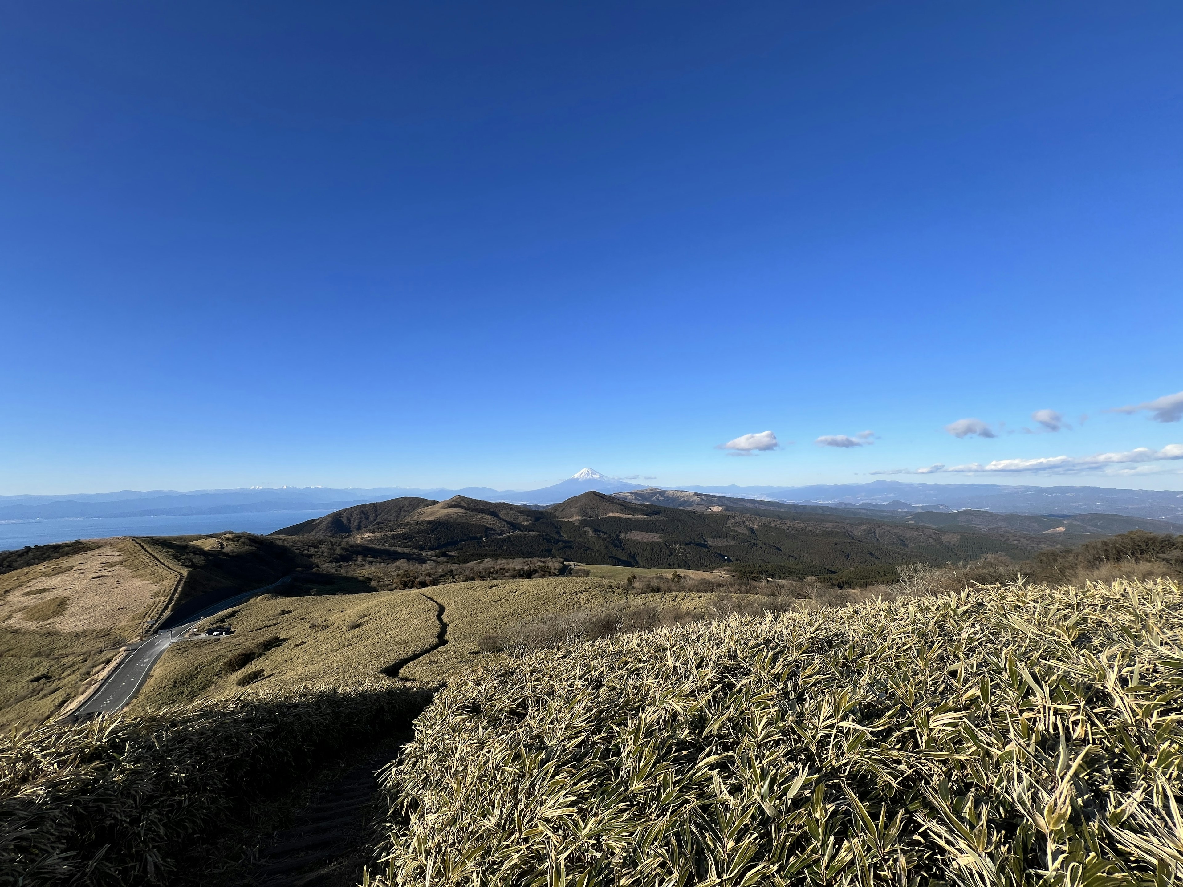 清澈藍天下的廣闊山脈全景