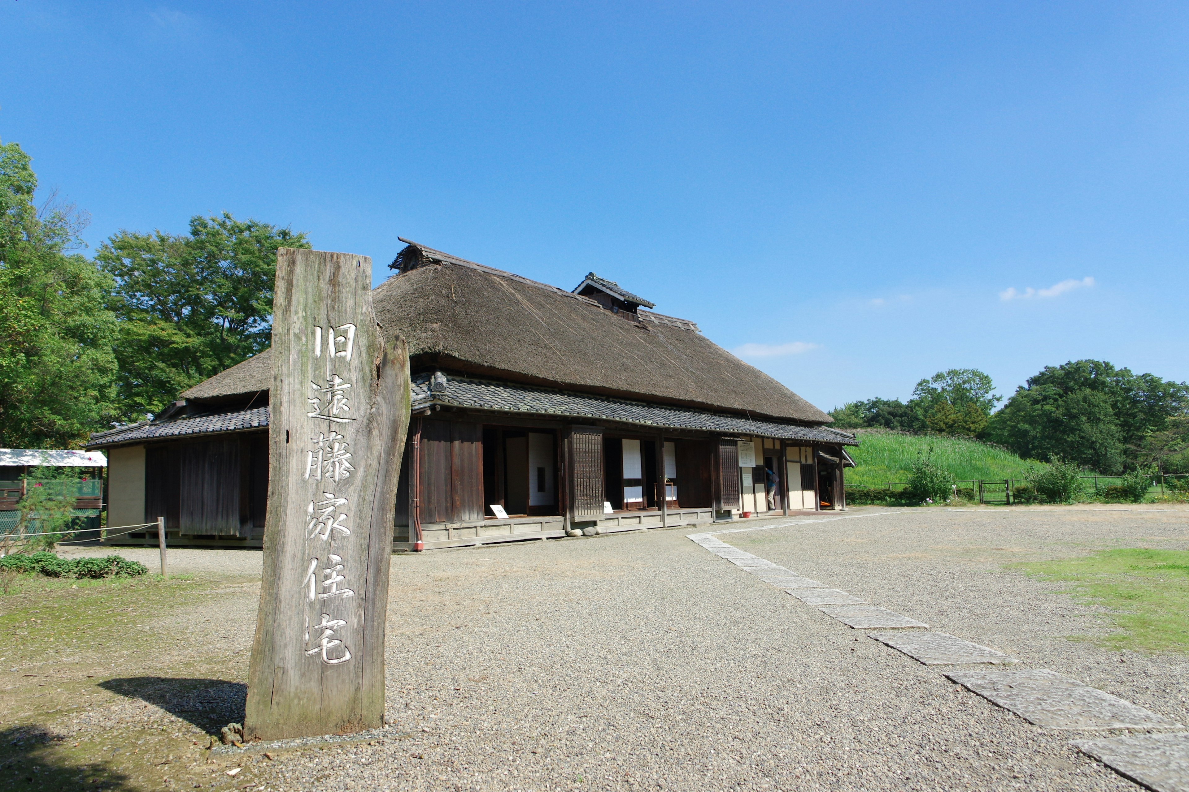 Traditionelles Haus mit Reetdach unter blauem Himmel