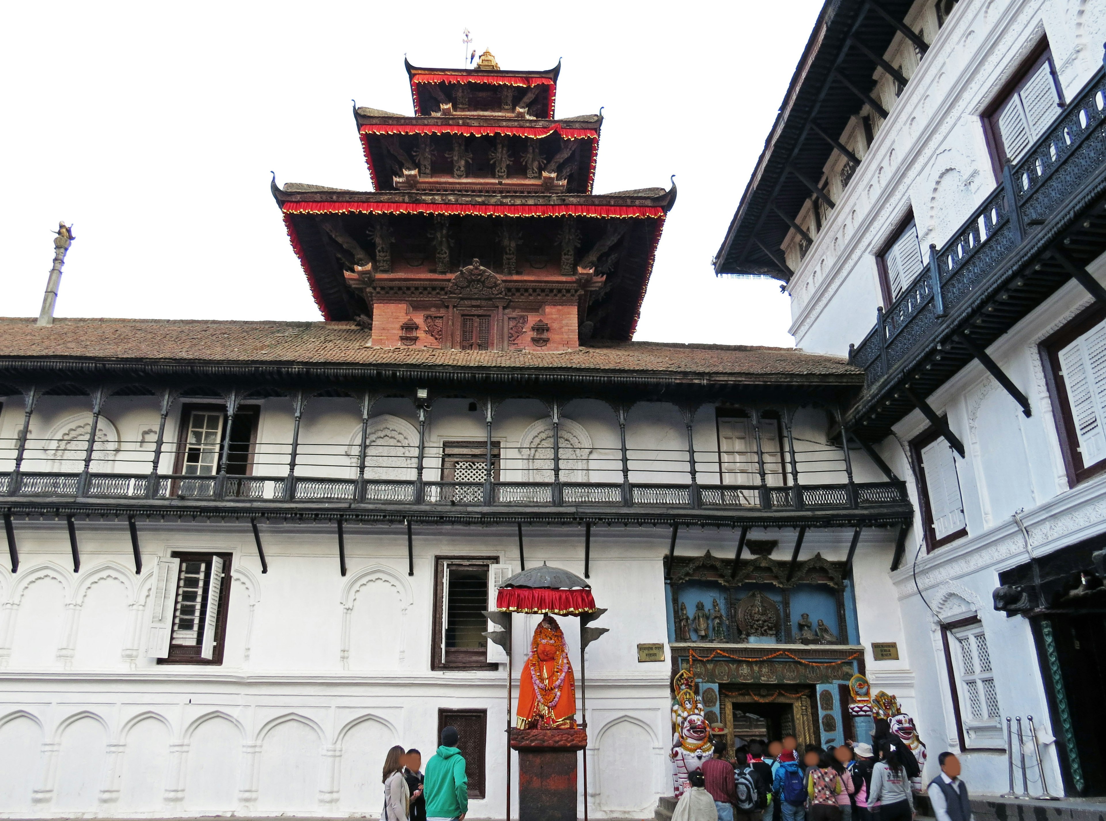 Foto di un tempio tradizionale e di un edificio storico a Kathmandu