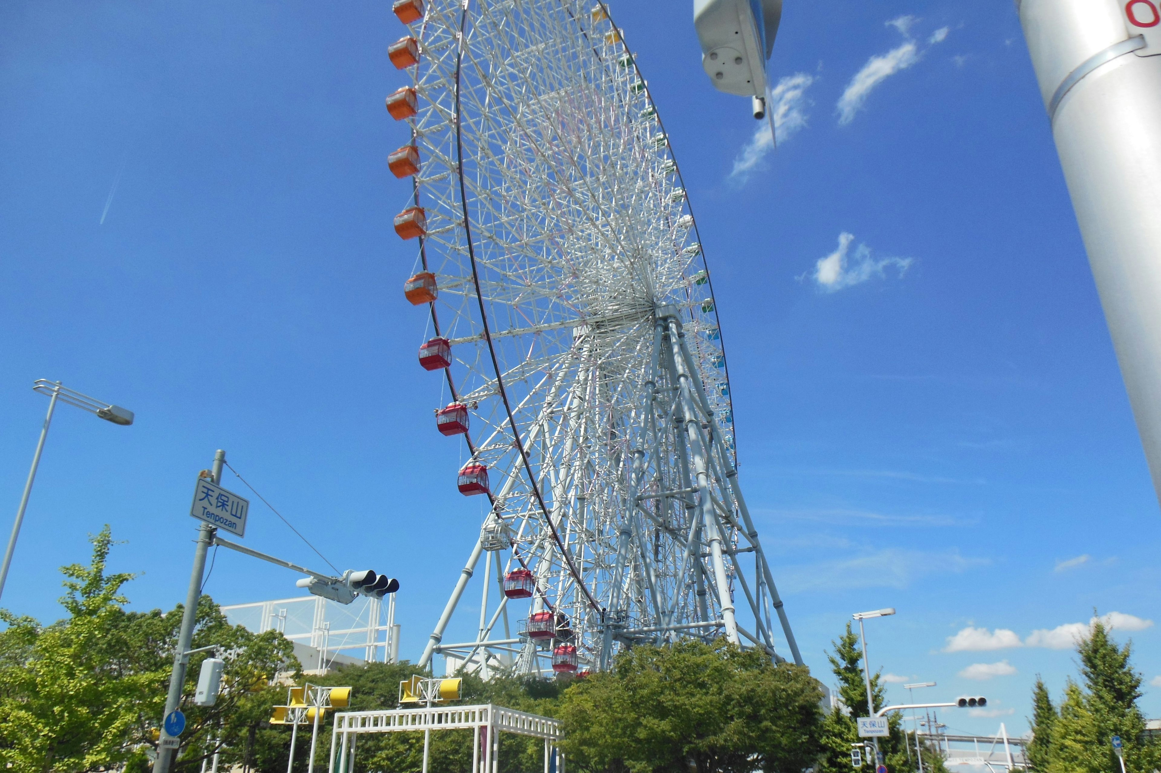 Ruota panoramica contro un cielo blu chiaro