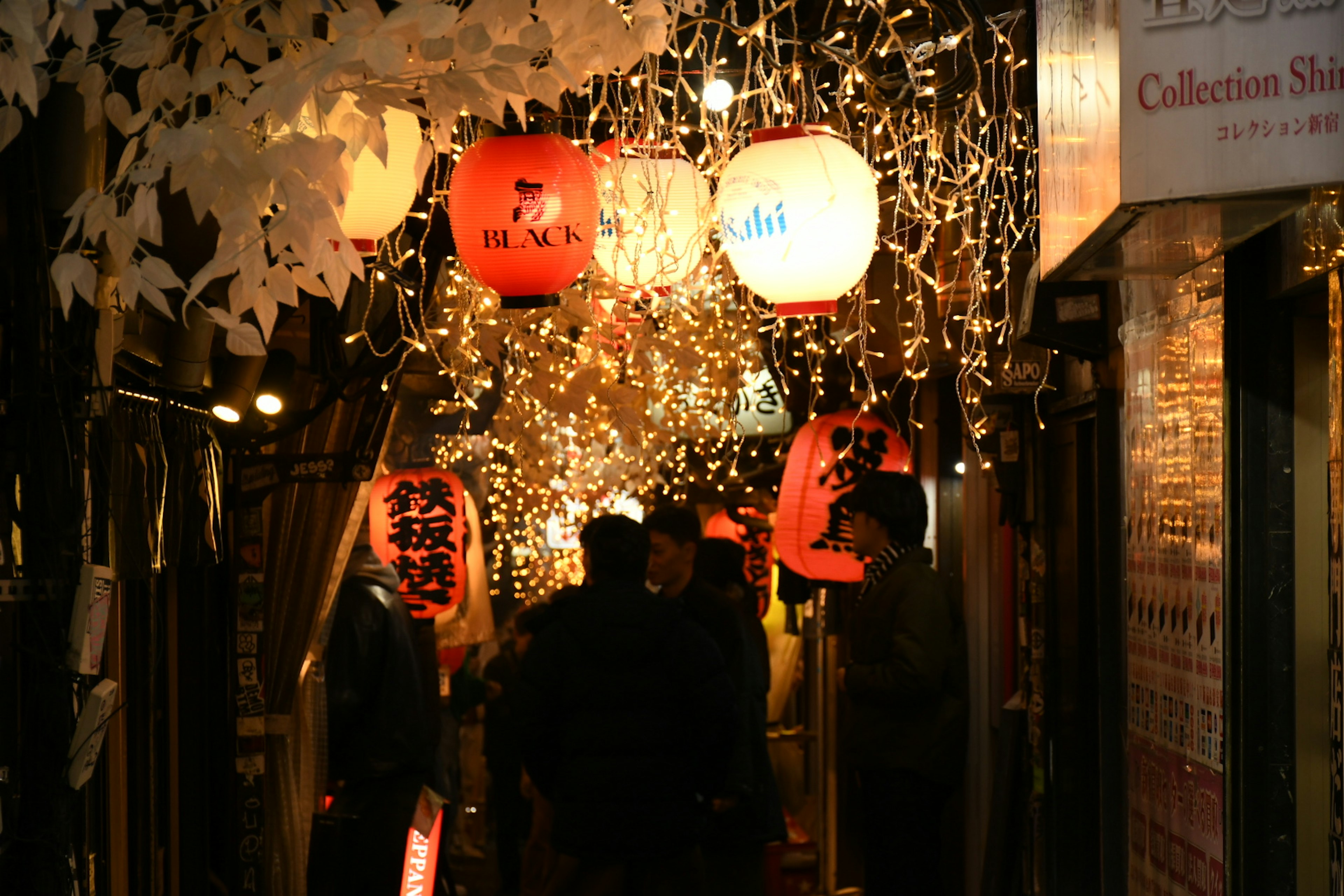 夜の屋台街に色とりどりの提灯とイルミネーションが輝く風景