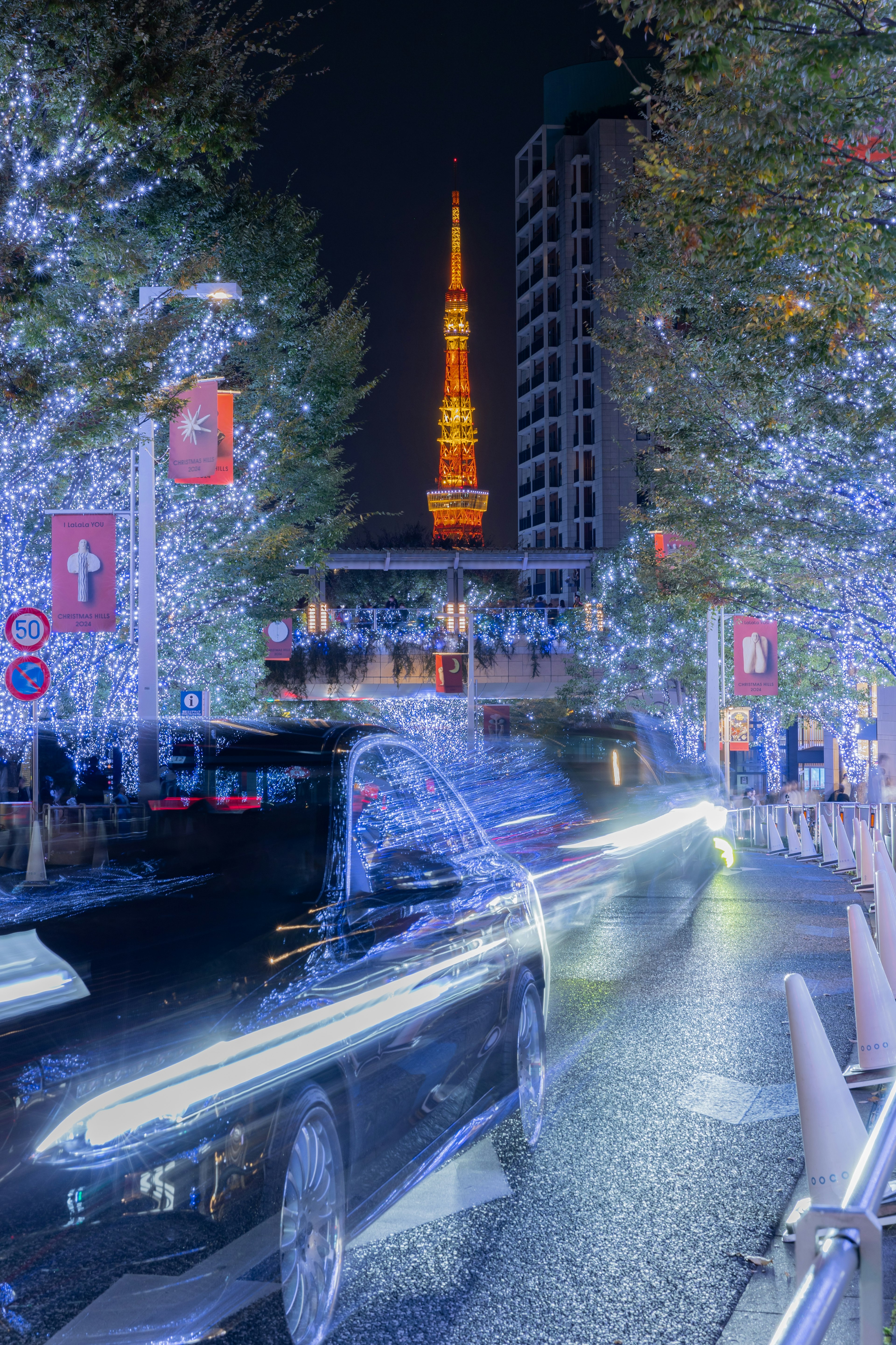 夜景の東京タワーとイルミネーションが施された街並み