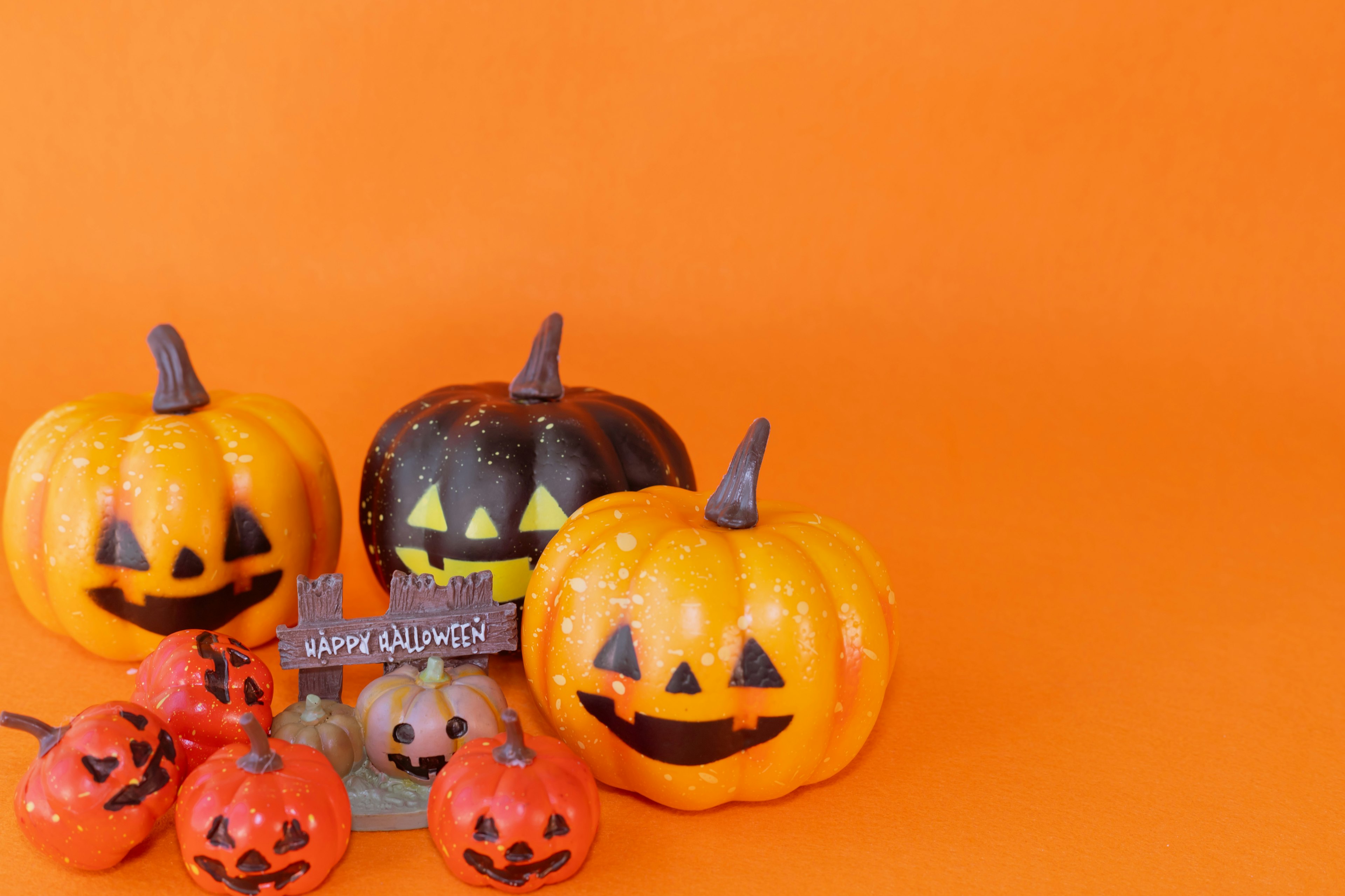 Calabazas de Halloween con caras sobre un fondo naranja