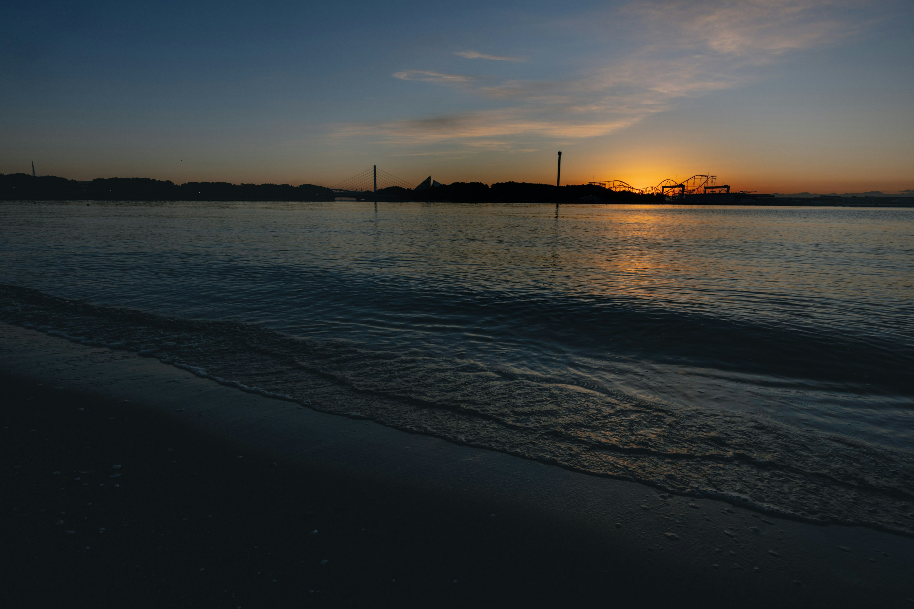 夕日が海に沈む美しい風景 水面に反射する光