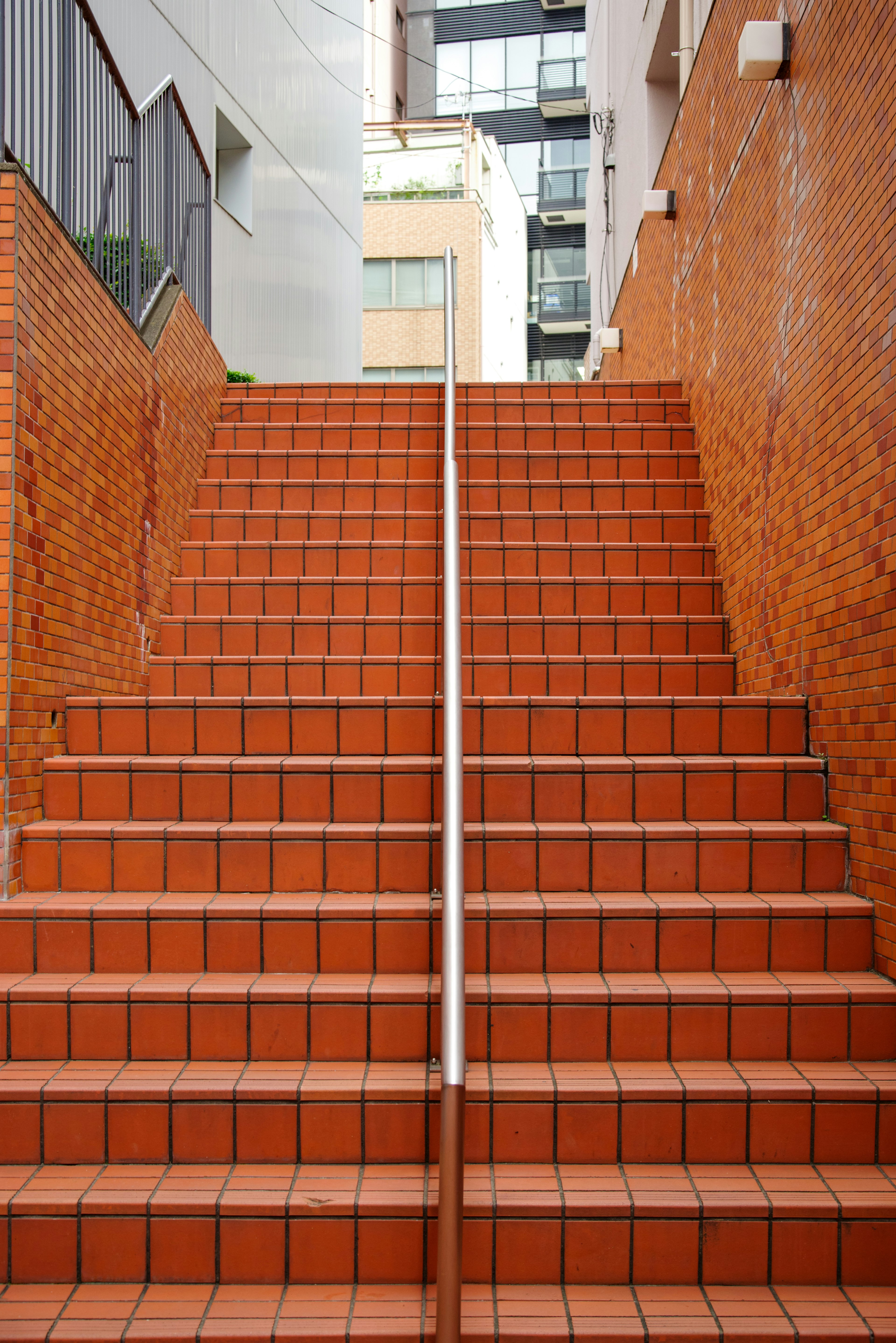 Treppe mit orangen Fliesen, die nach oben führt