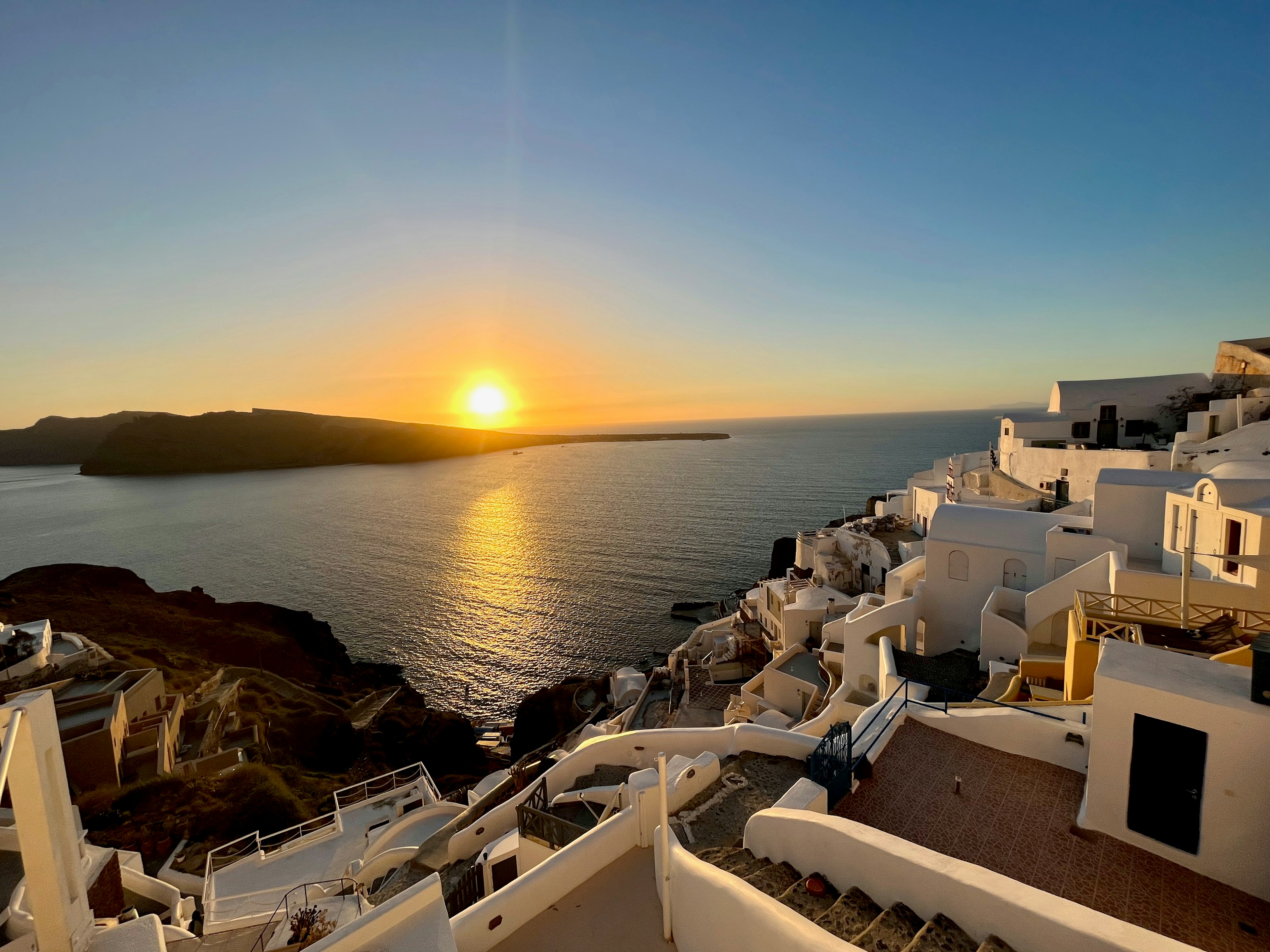 Impresionante atardecer sobre Santorini con edificios blancos