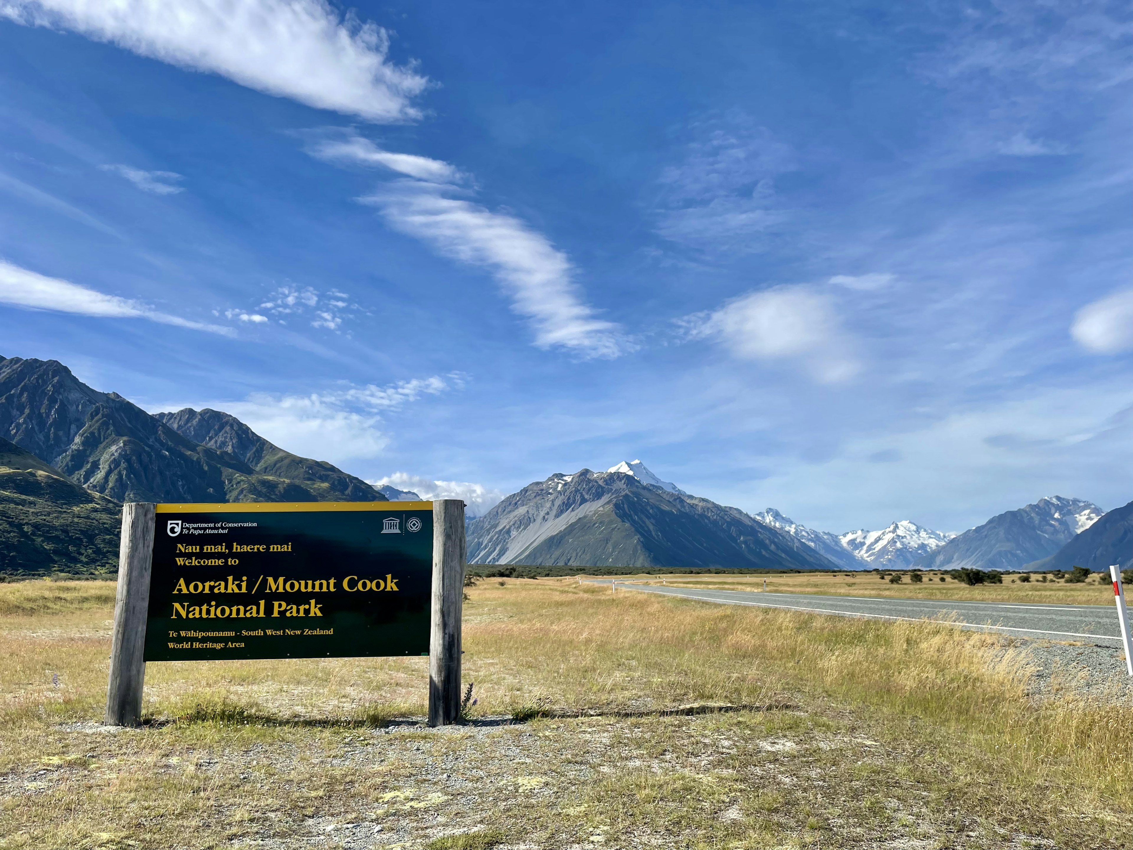 Cartello del Parco Nazionale Aoraki/Mount Cook con splendide montagne