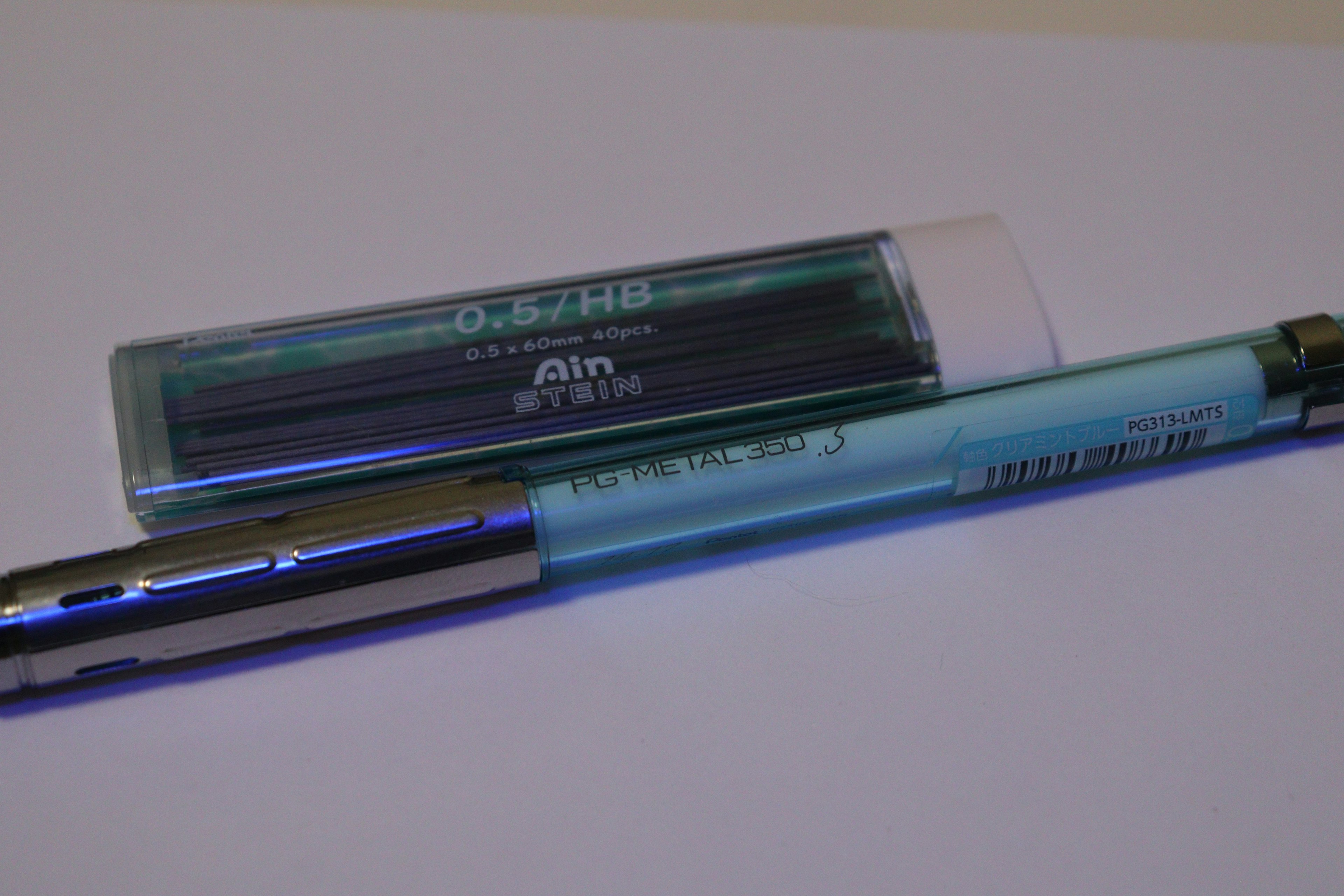 Image montrant un stylo transparent et une recharge d'encre bleue