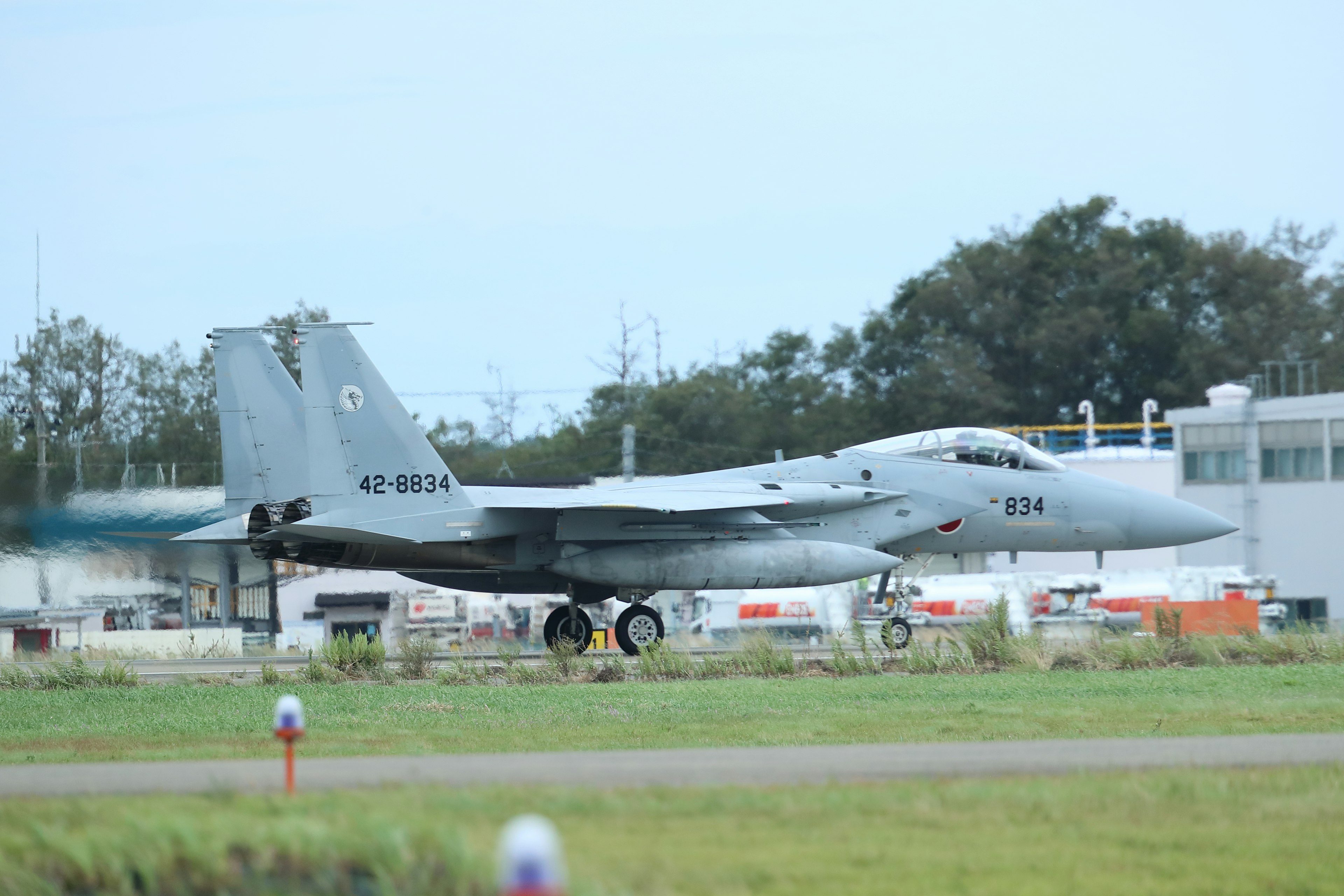 Aereo militare sulla pista che mostra le sue caratteristiche e la livrea