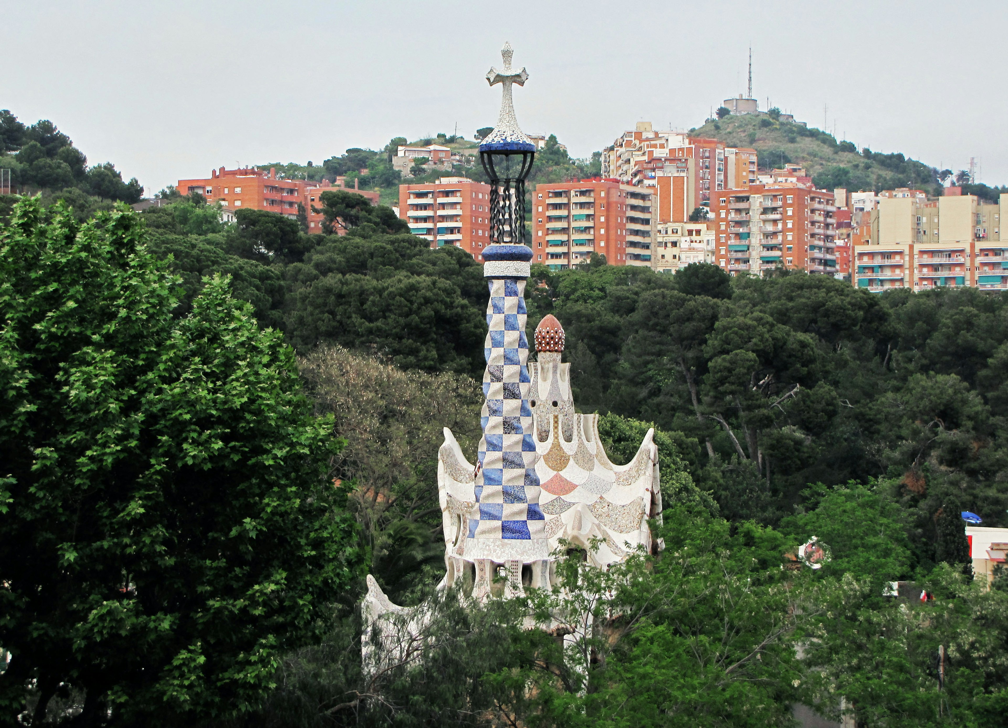 Architettura unica della Casa Milà nel Parco Güell con piastrelle colorate