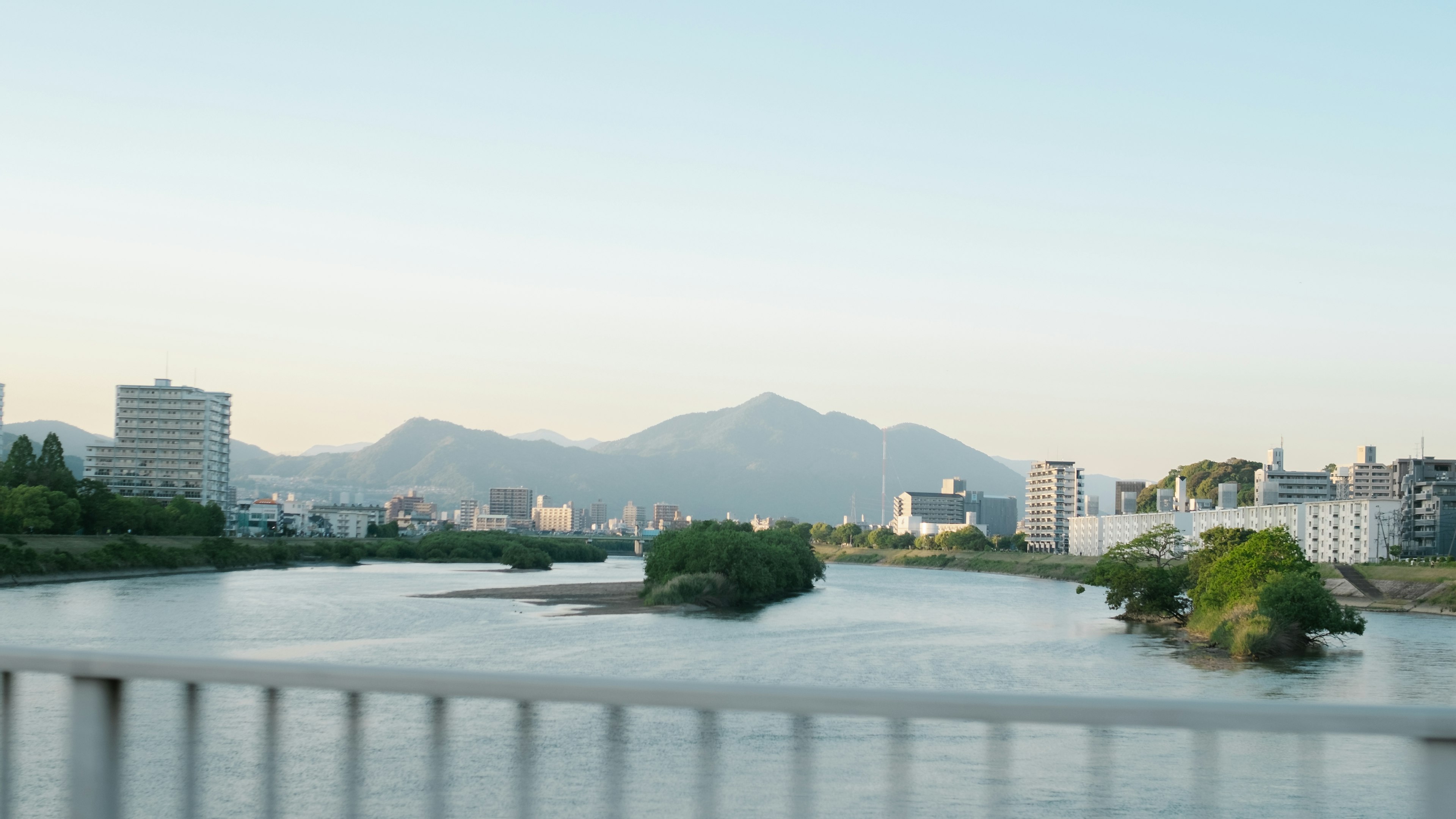 Paysage urbain avec une rivière et des montagnes en arrière-plan