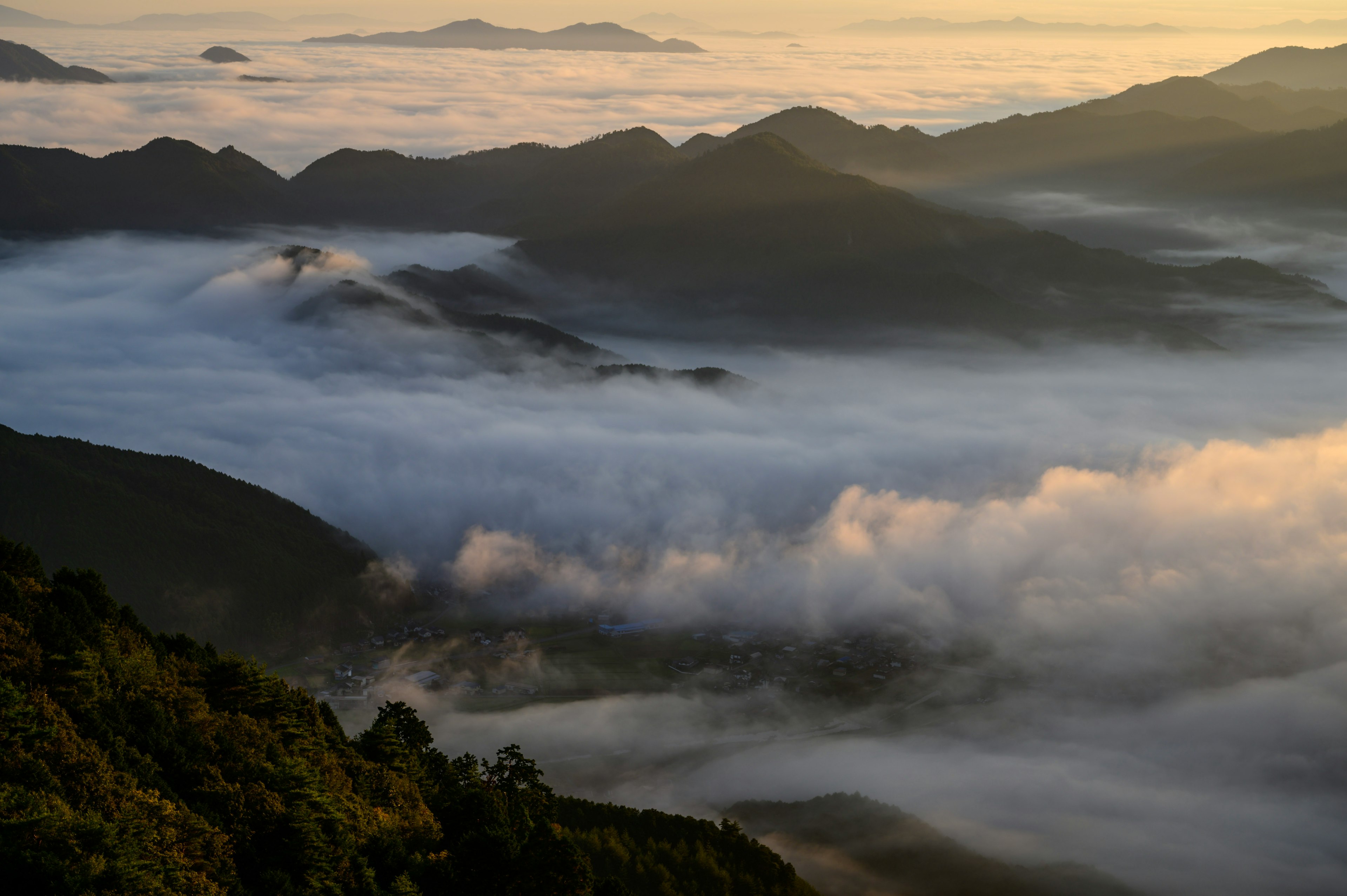 山々と霧に覆われた谷の美しい風景