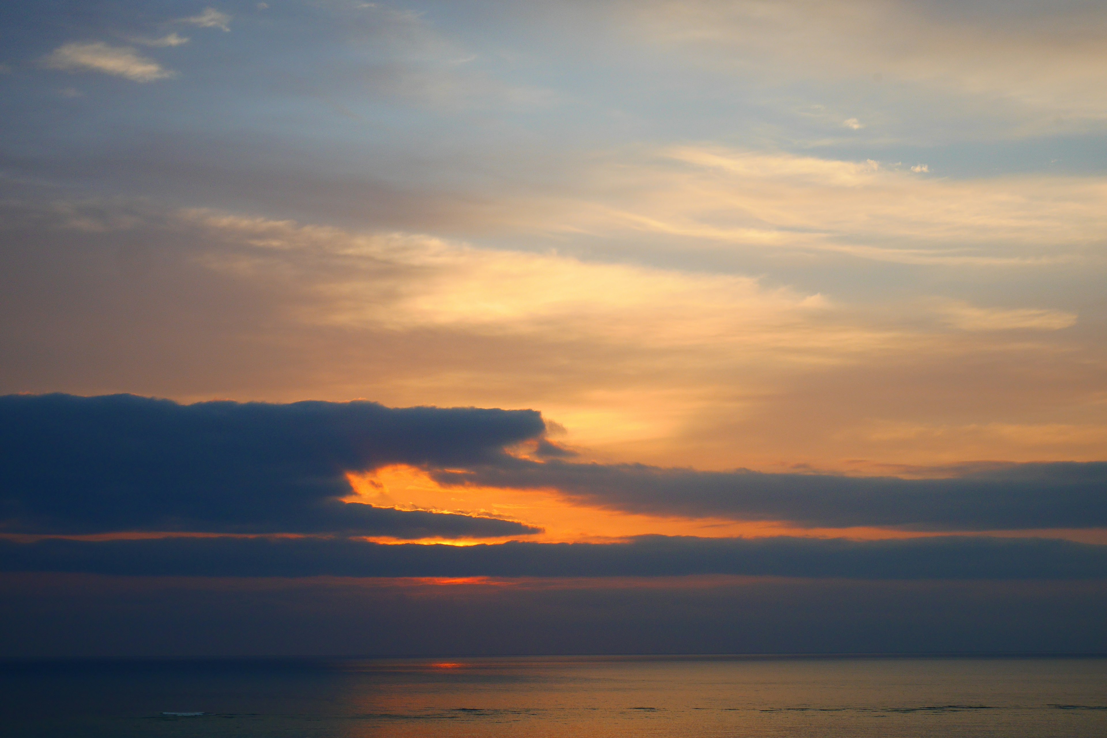 海洋上的夕陽天空，帶有橙色調