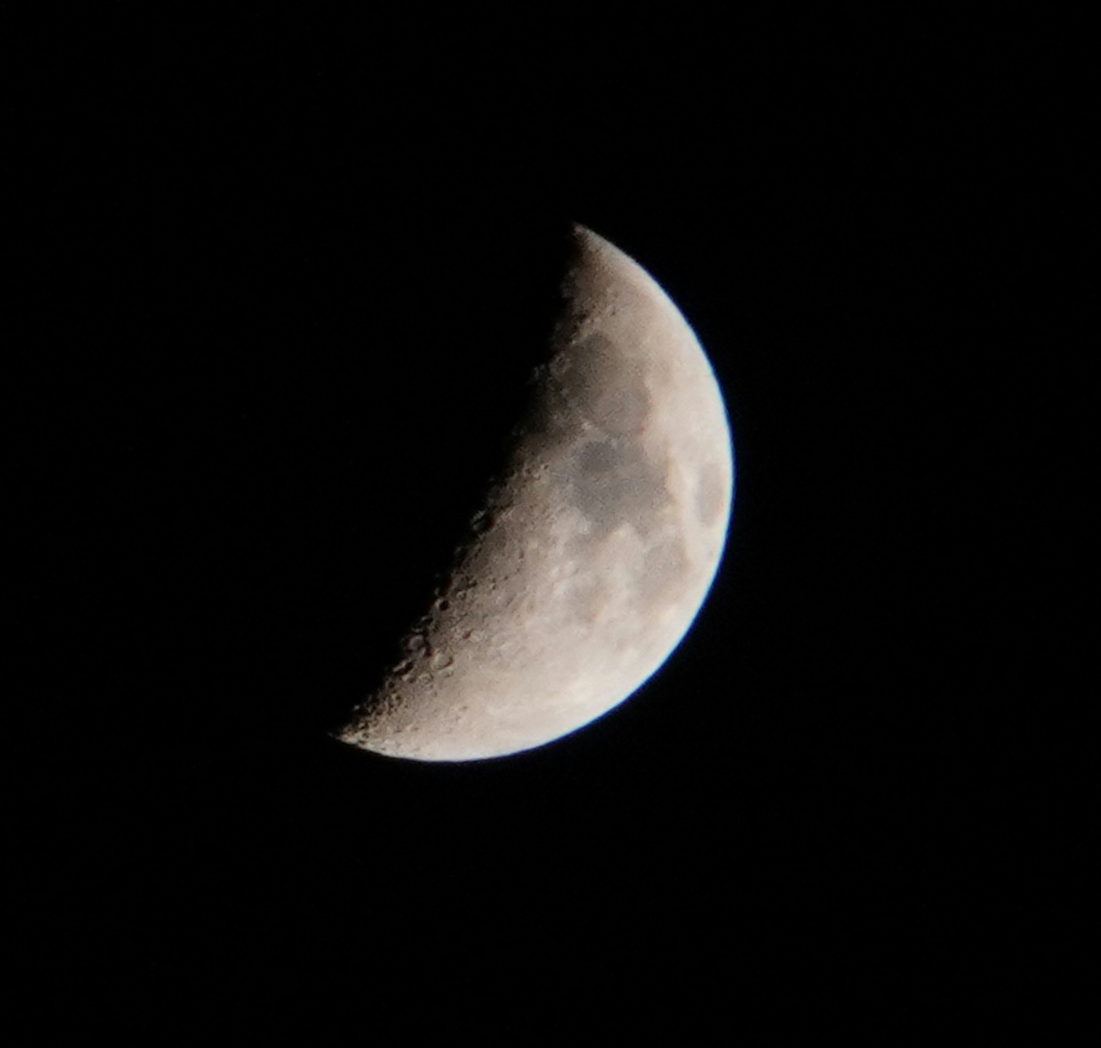 Imagen de una delgada luna creciente en el cielo nocturno