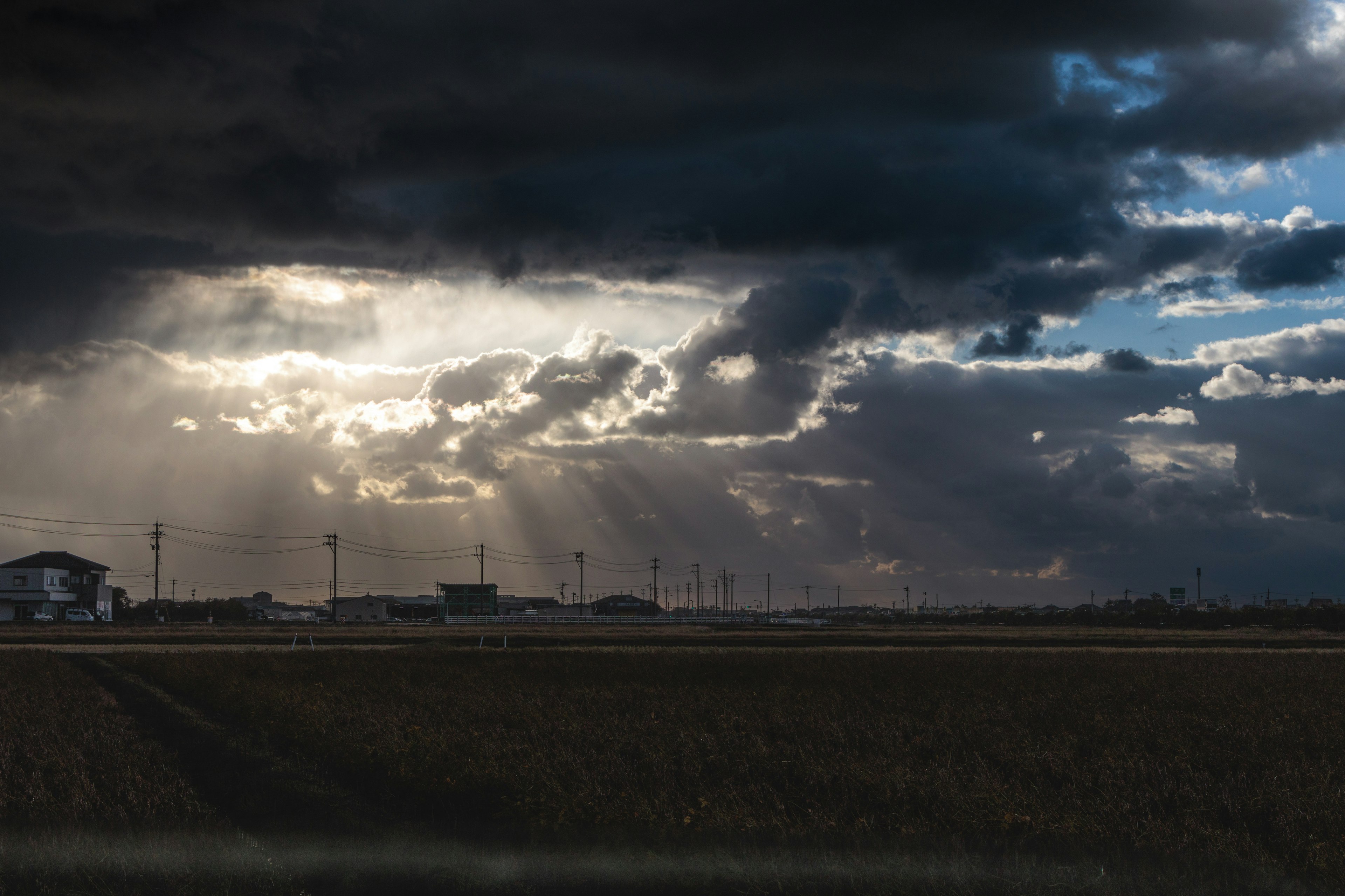 Nubes dramáticas con rayos de sol iluminando el paisaje