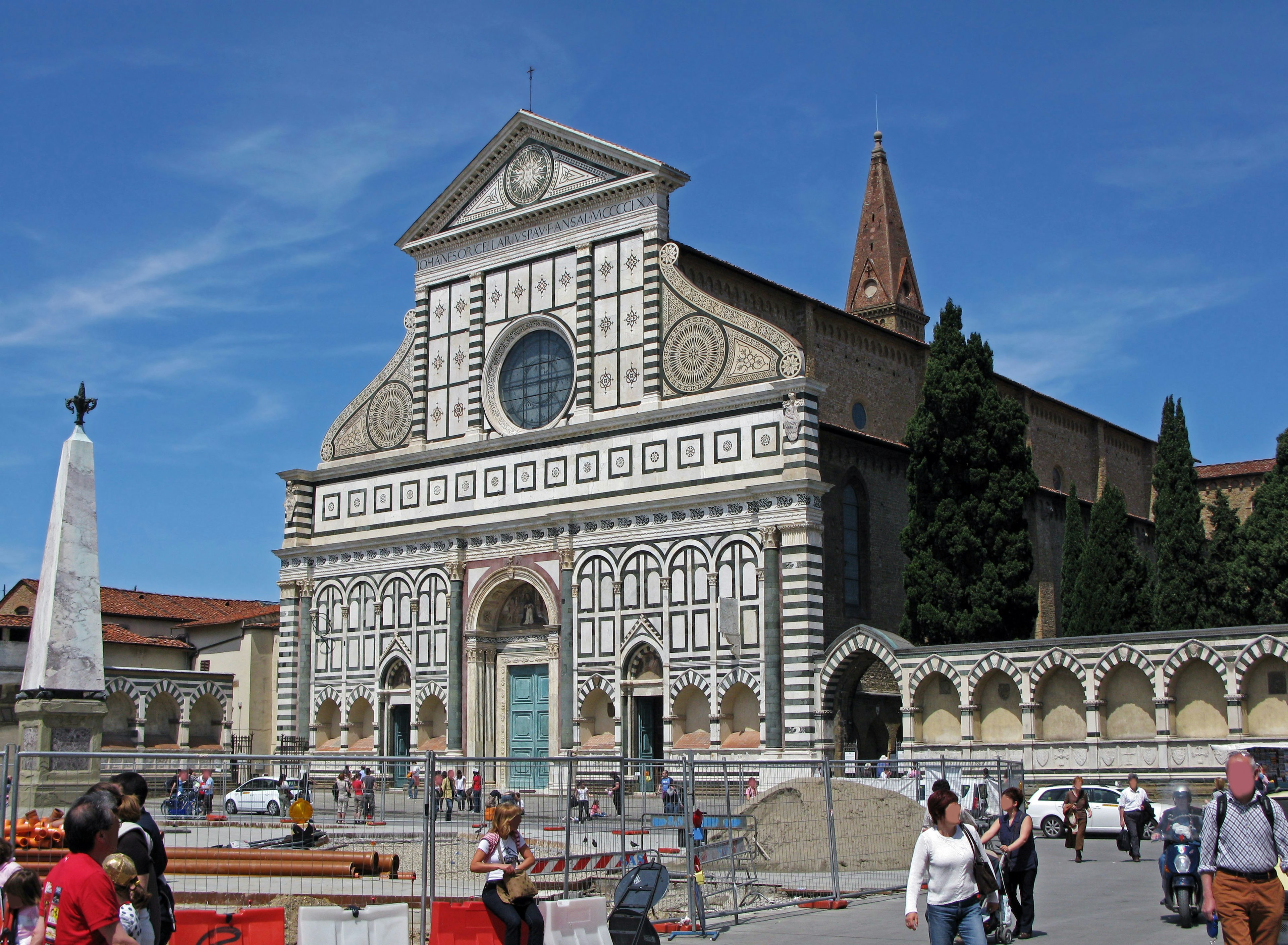 Fachada de la iglesia de Santa María Novella en Florencia con cielo azul claro