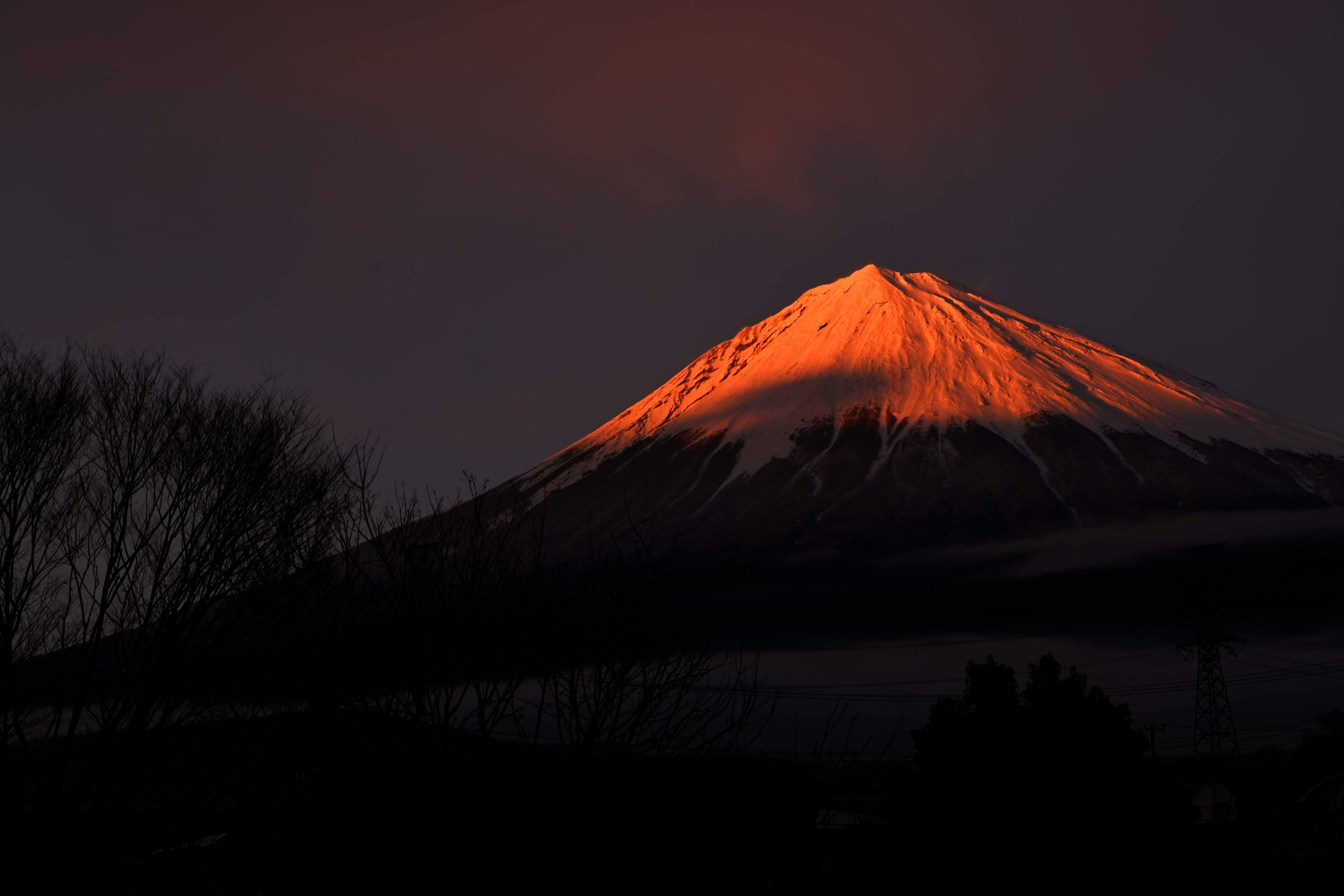 Mont Fuji illuminé par la lumière du coucher de soleil se reflétant sur la neige