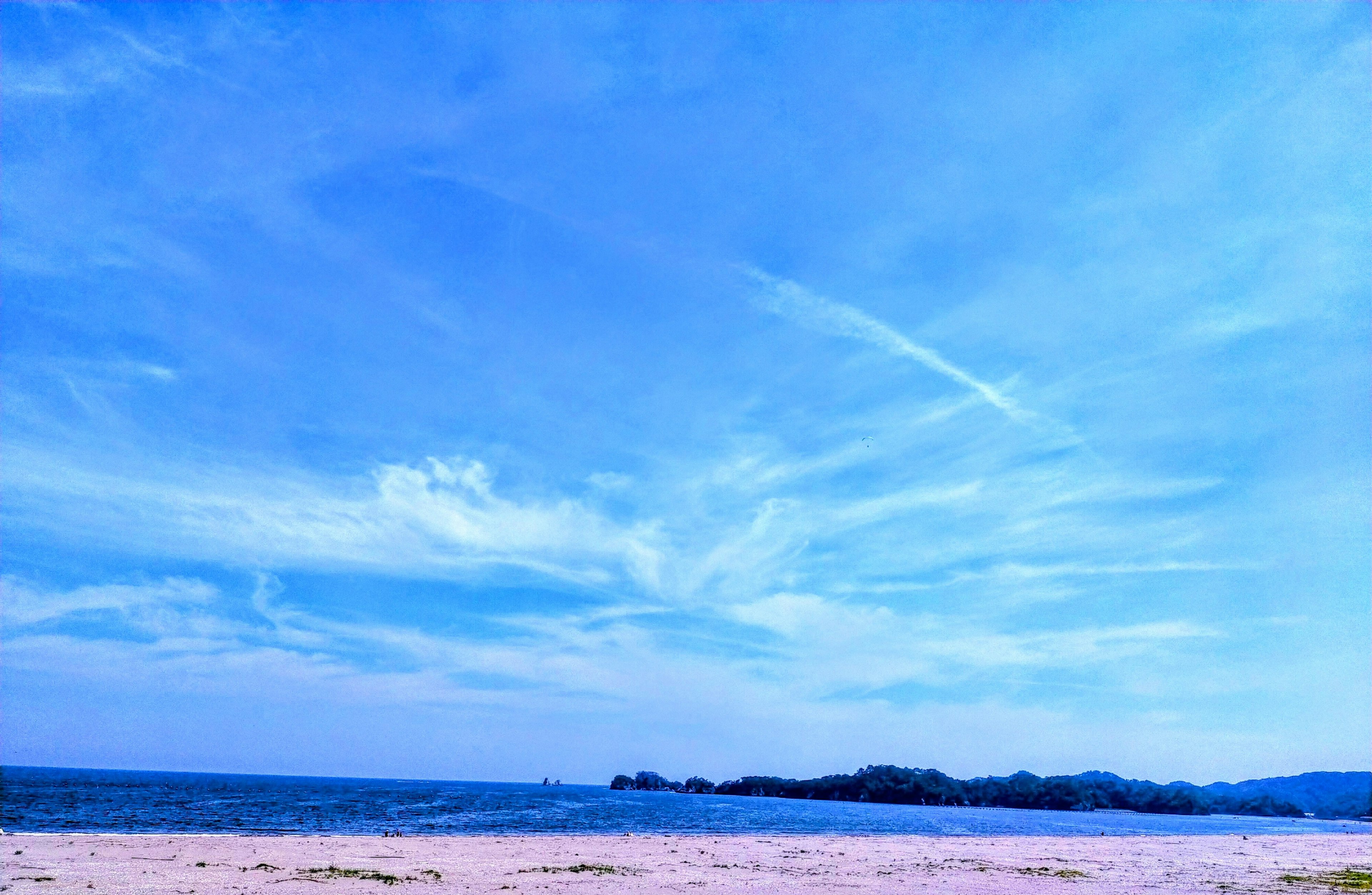 Pemandangan pantai dengan langit biru dan laut