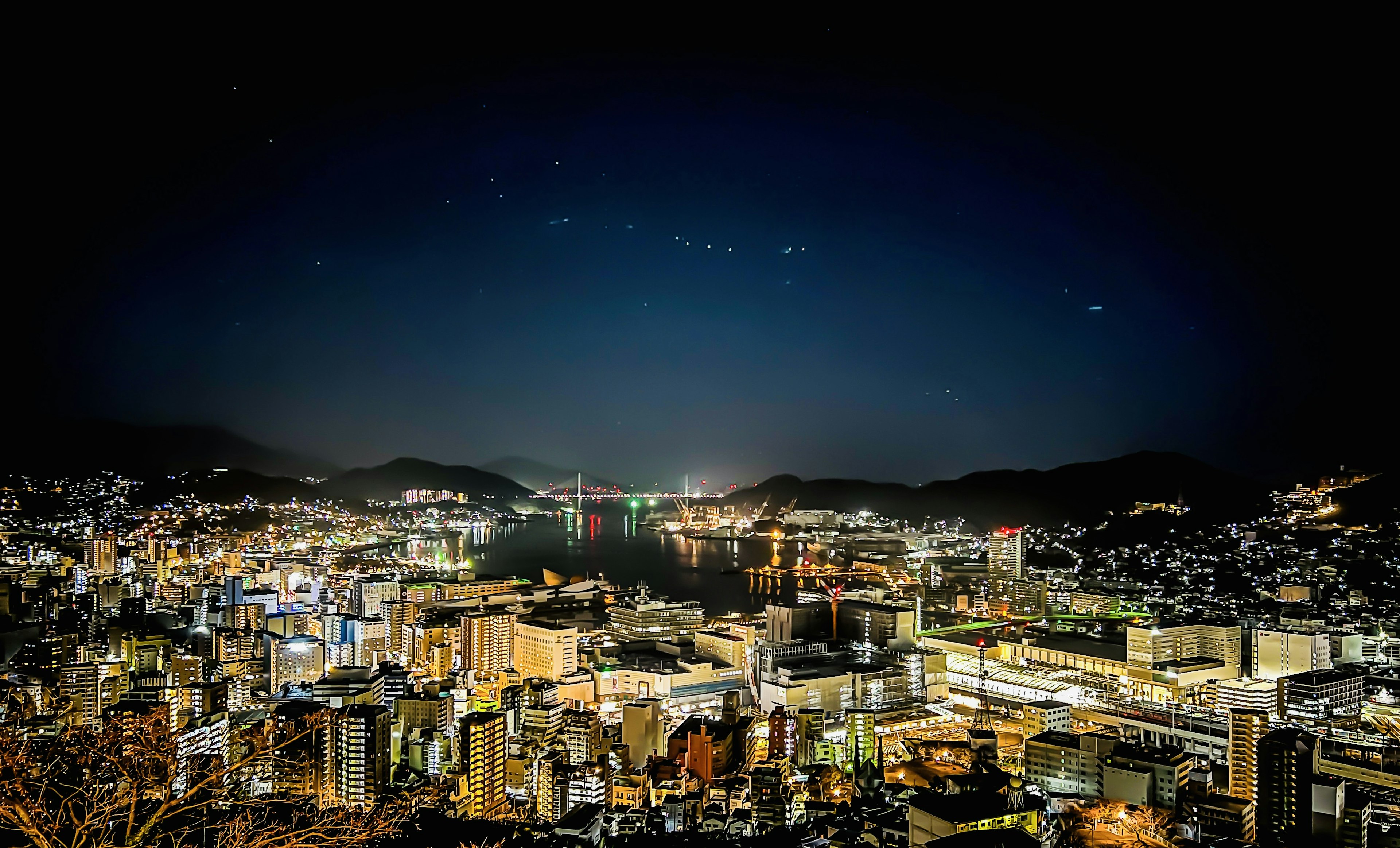 Vue panoramique d'un paysage urbain nocturne avec des étoiles dans le ciel