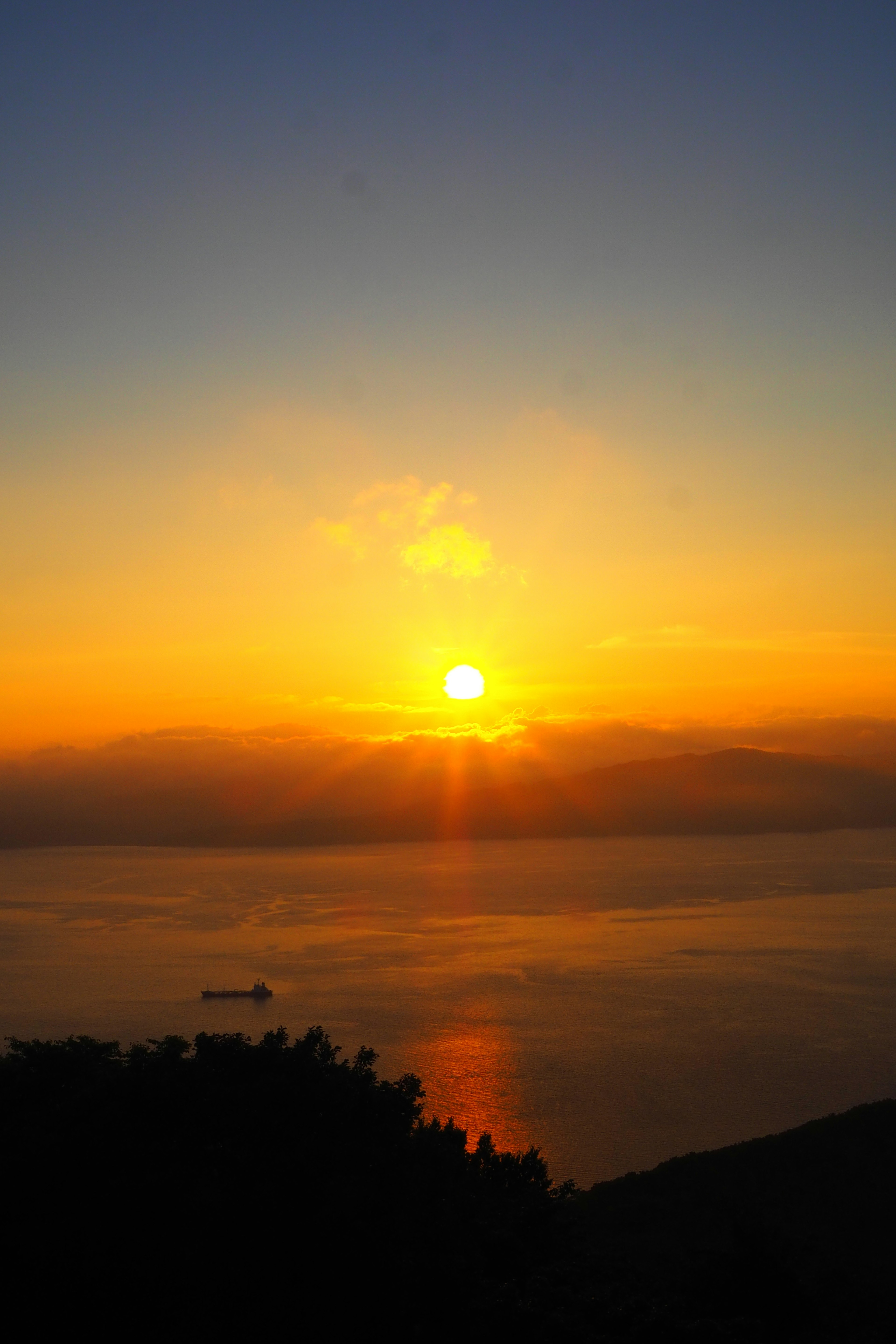 美麗的日落景觀 太陽在海面上閃耀與橙色天空