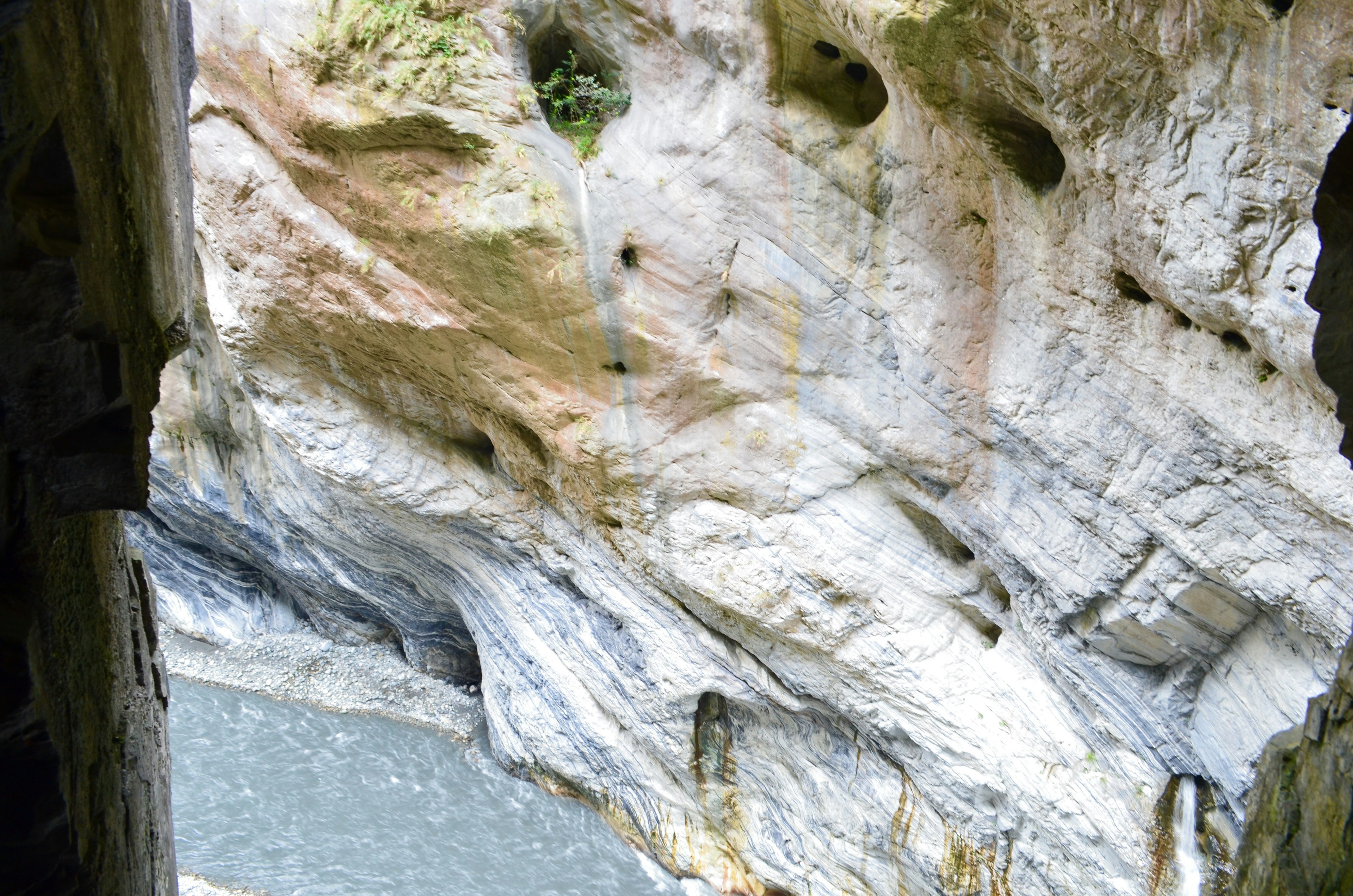 Scogliera rocciosa con superficie d'acqua visibile