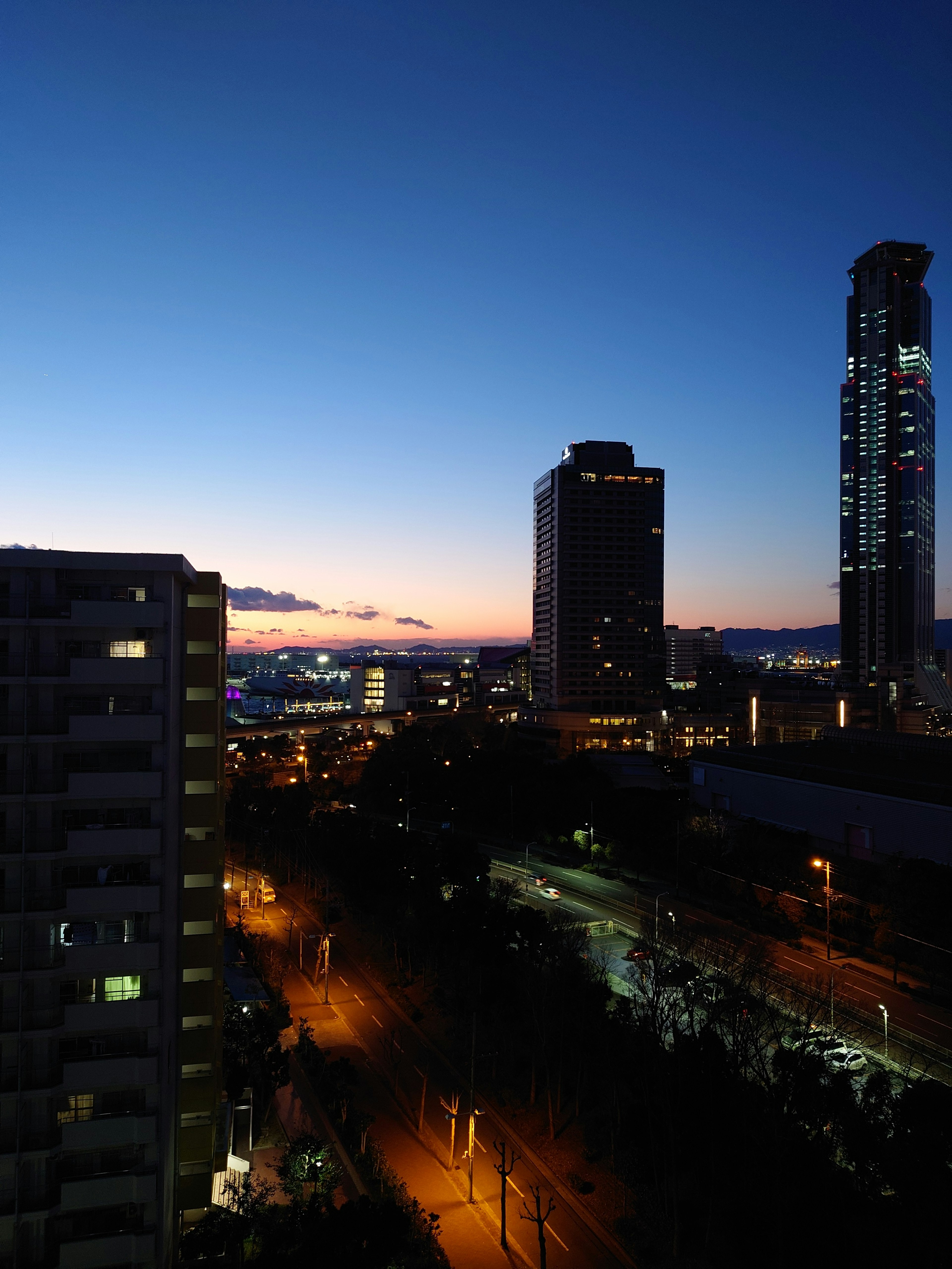 夕暮れ時の都市景観と高層ビルのシルエット